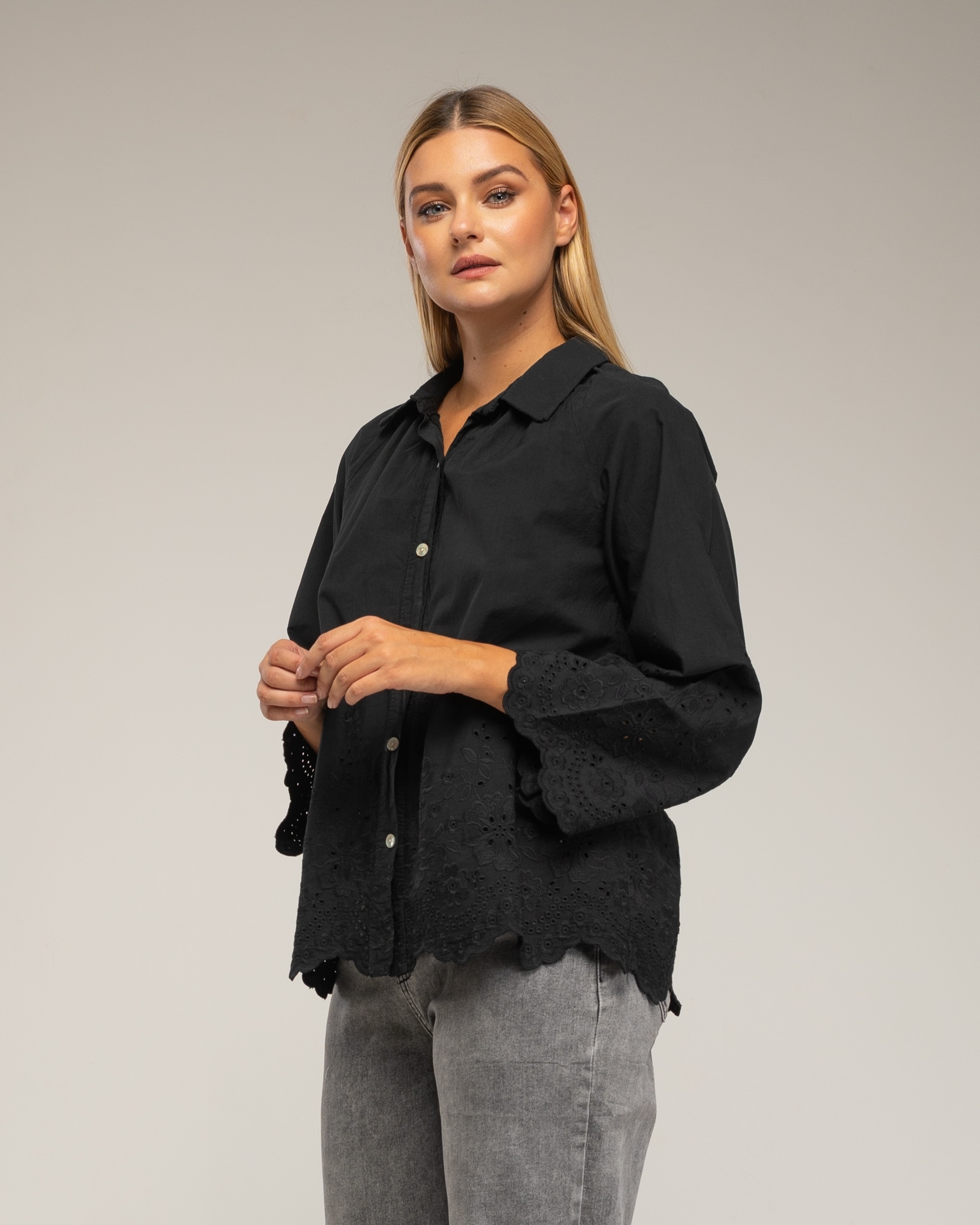 Imagen 1 de Blusa de mujer ovesize con bordados - Tantra - Negro Negro