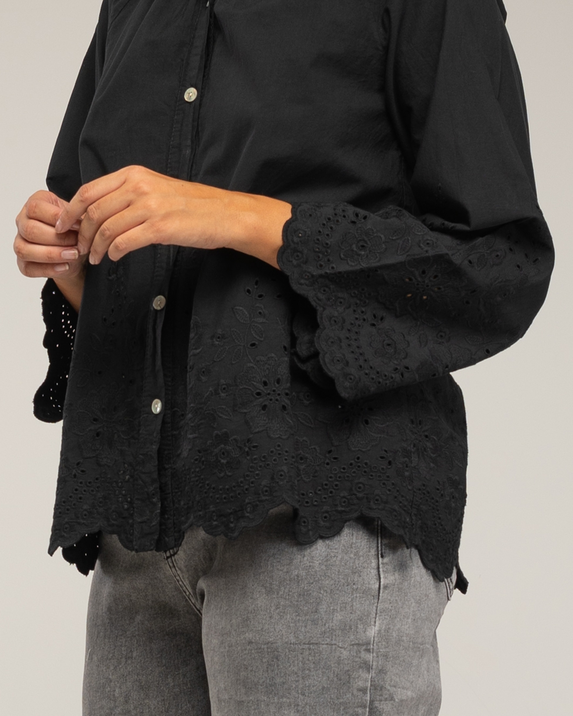 Imagen 3 de Blusa de mujer ovesize con bordados - Tantra - Negro Negro