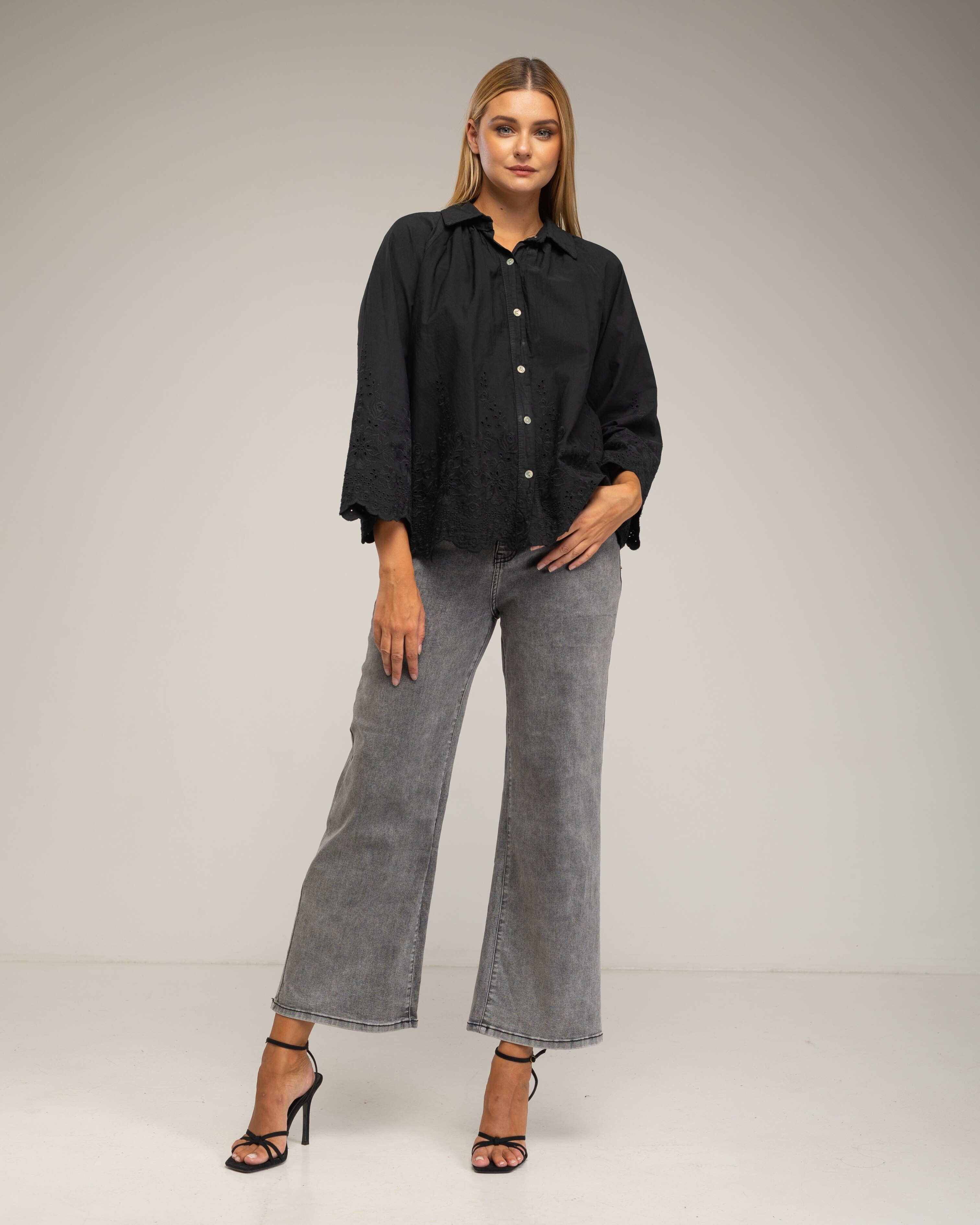 Imagen 4 de Blusa de mujer ovesize con bordados - Tantra - Negro Negro