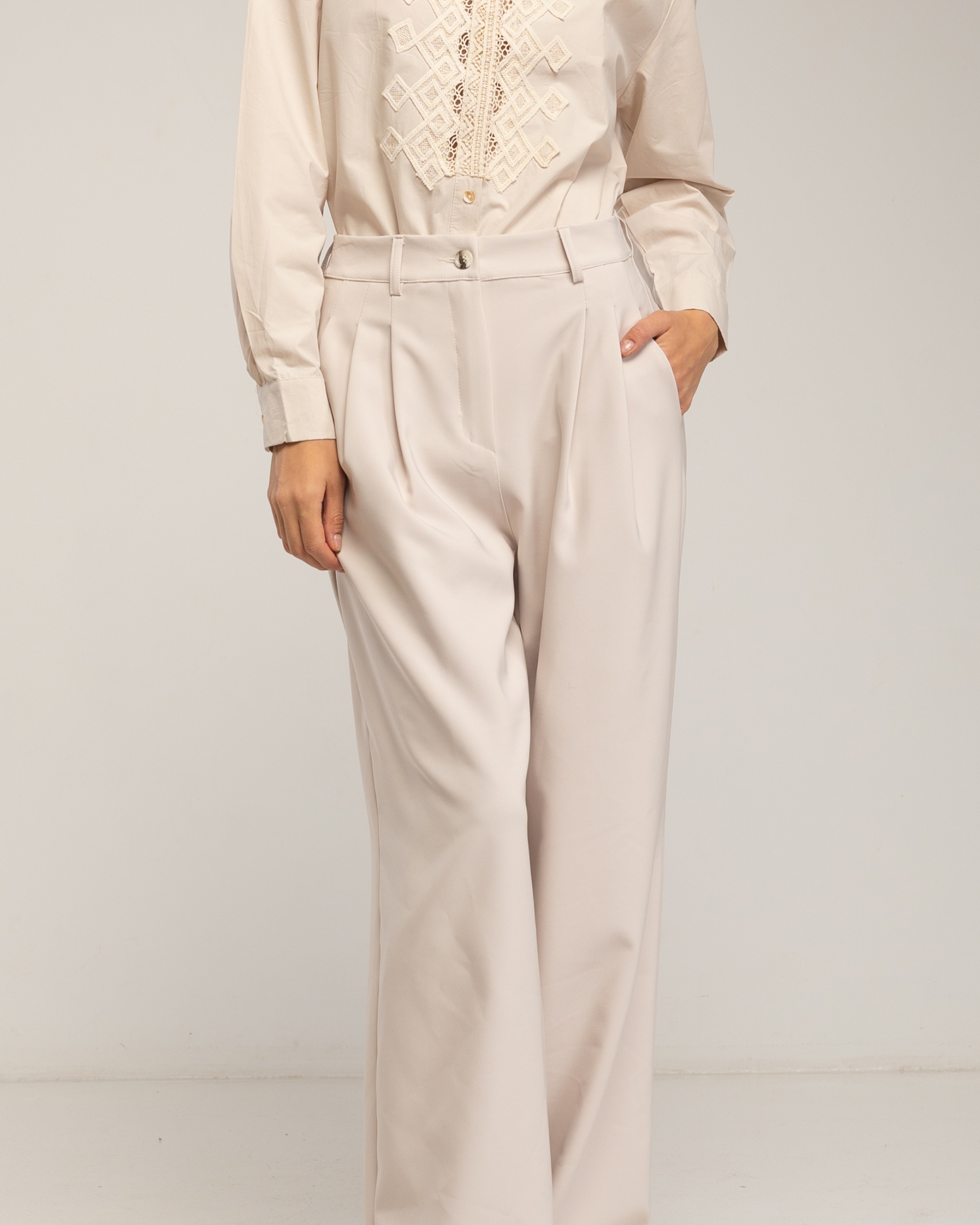 Pantalón de mujer de vestir amplio con pinzas - Tantra - Crudo Crudo-4
