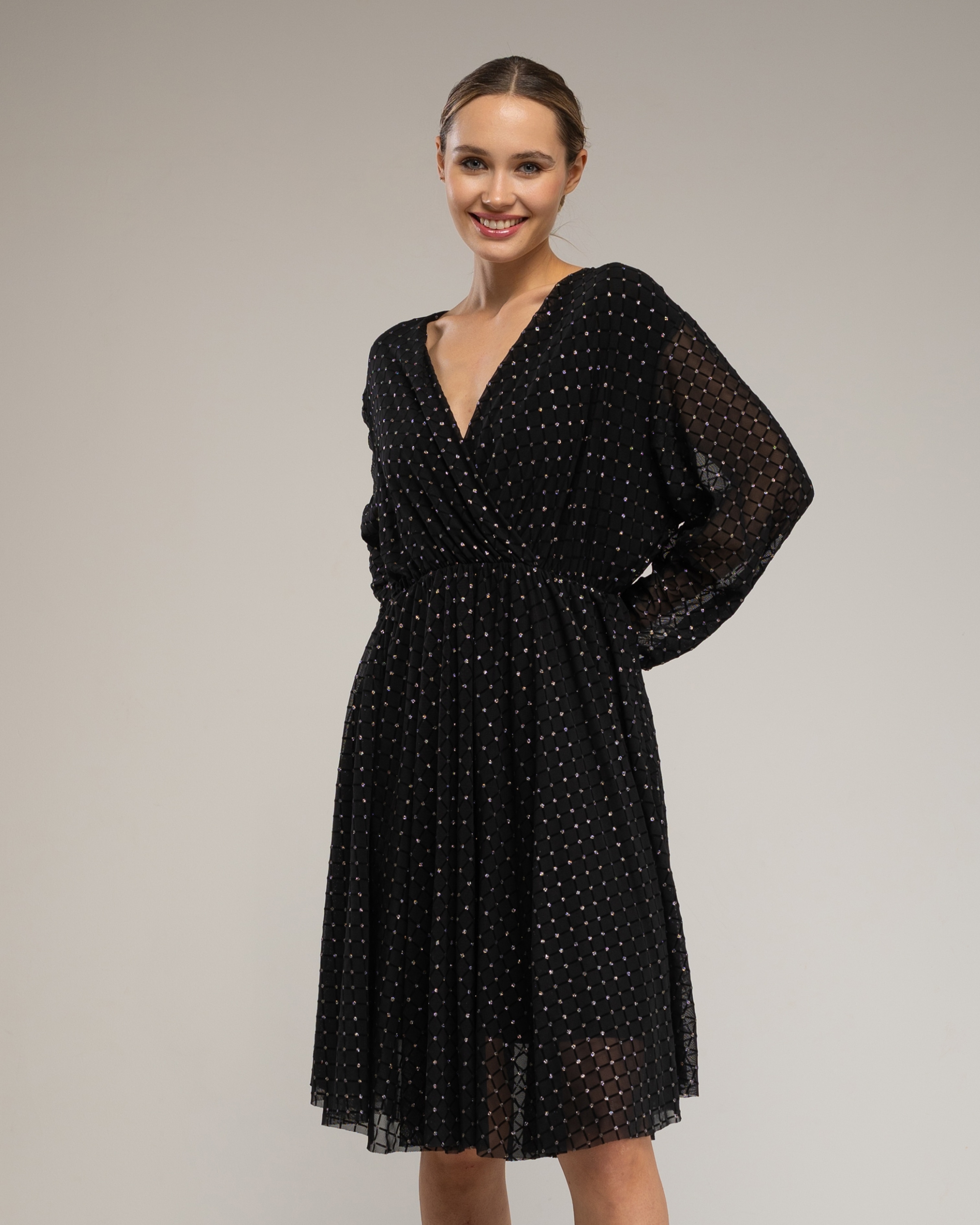 Imagen 2 de Vestido con textura de cuadros y detalles de strass, cuello pico - Tantra - Negro Negro