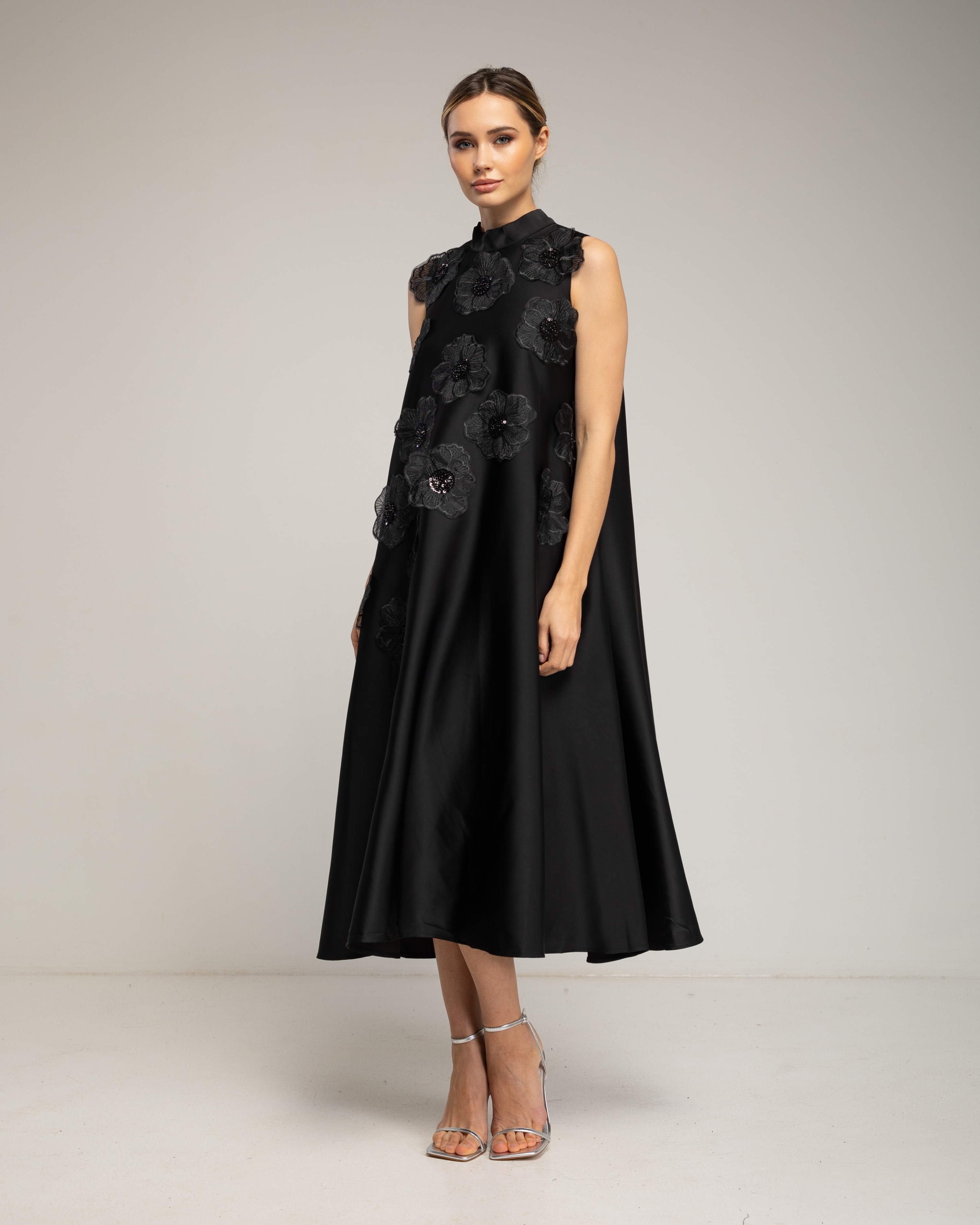 Imagen 1 de Vestido midi amplio sin mangas tipo A, con detalle de flores cosidas y strass - Tantra - Negro Negro