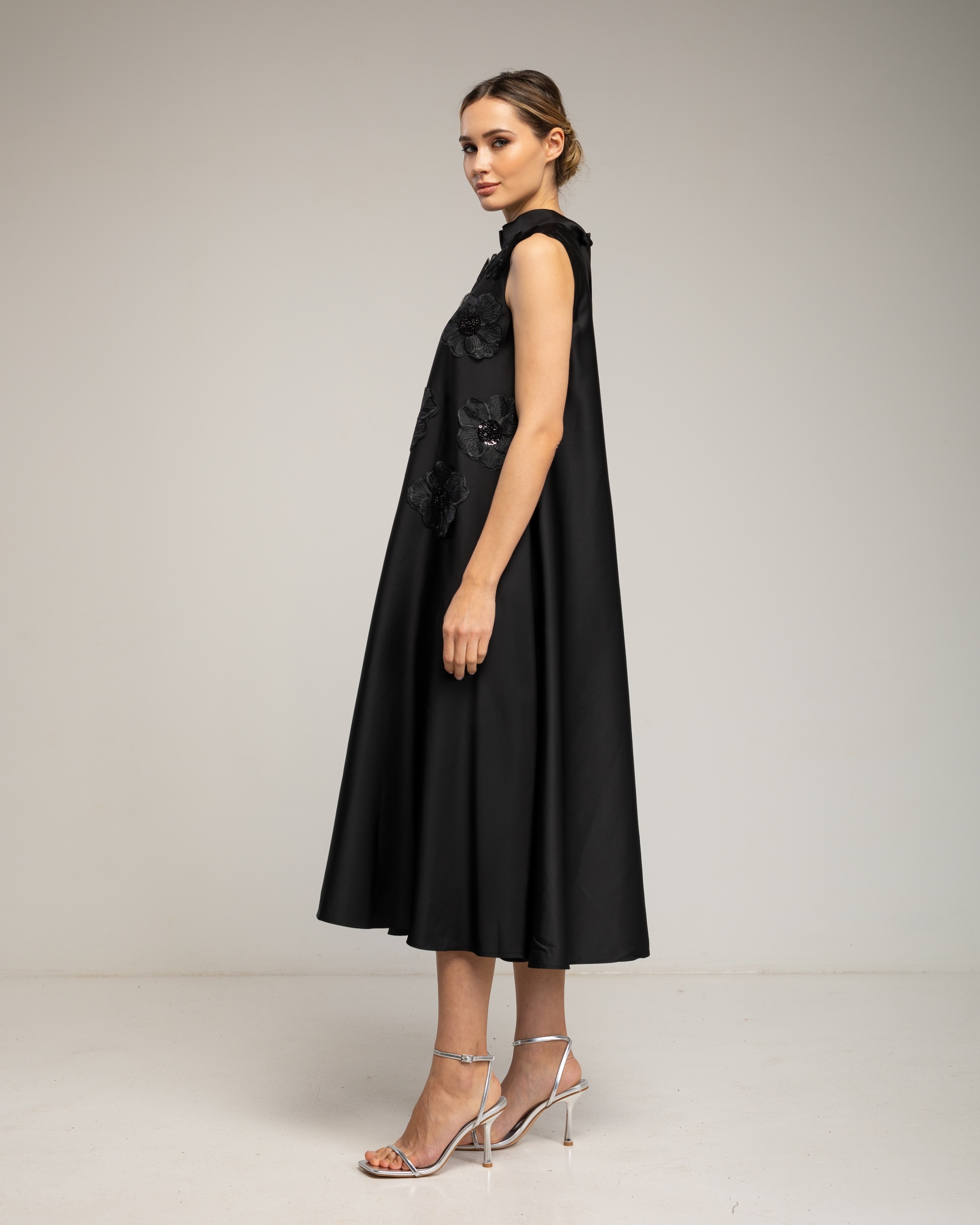 Imagen 2 de Vestido midi amplio sin mangas tipo A, con detalle de flores cosidas y strass - Tantra - Negro Negro
