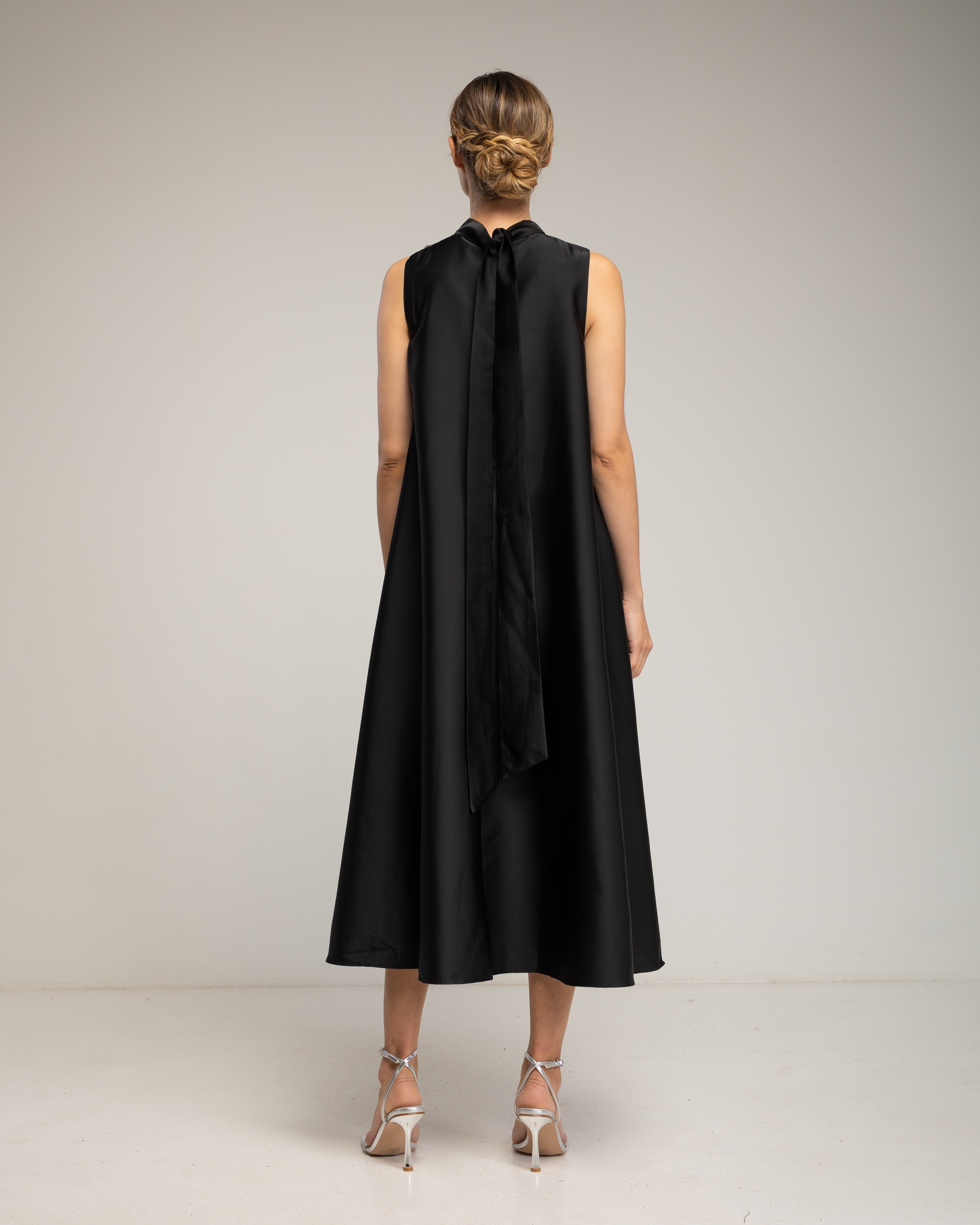 Imagen 3 de Vestido midi amplio sin mangas tipo A, con detalle de flores cosidas y strass - Tantra - Negro Negro