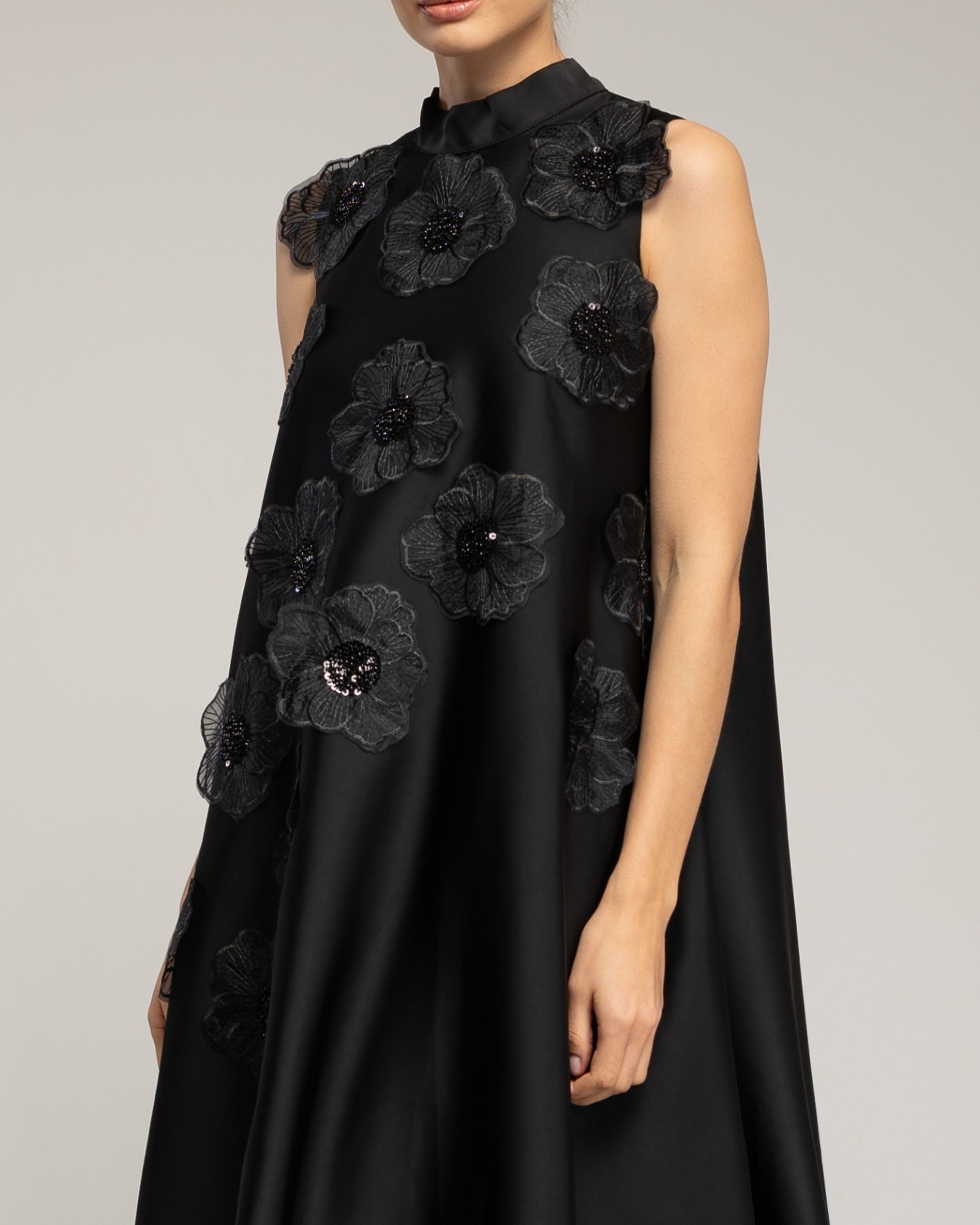 Imagen 4 de Vestido midi amplio sin mangas tipo A, con detalle de flores cosidas y strass - Tantra - Negro Negro