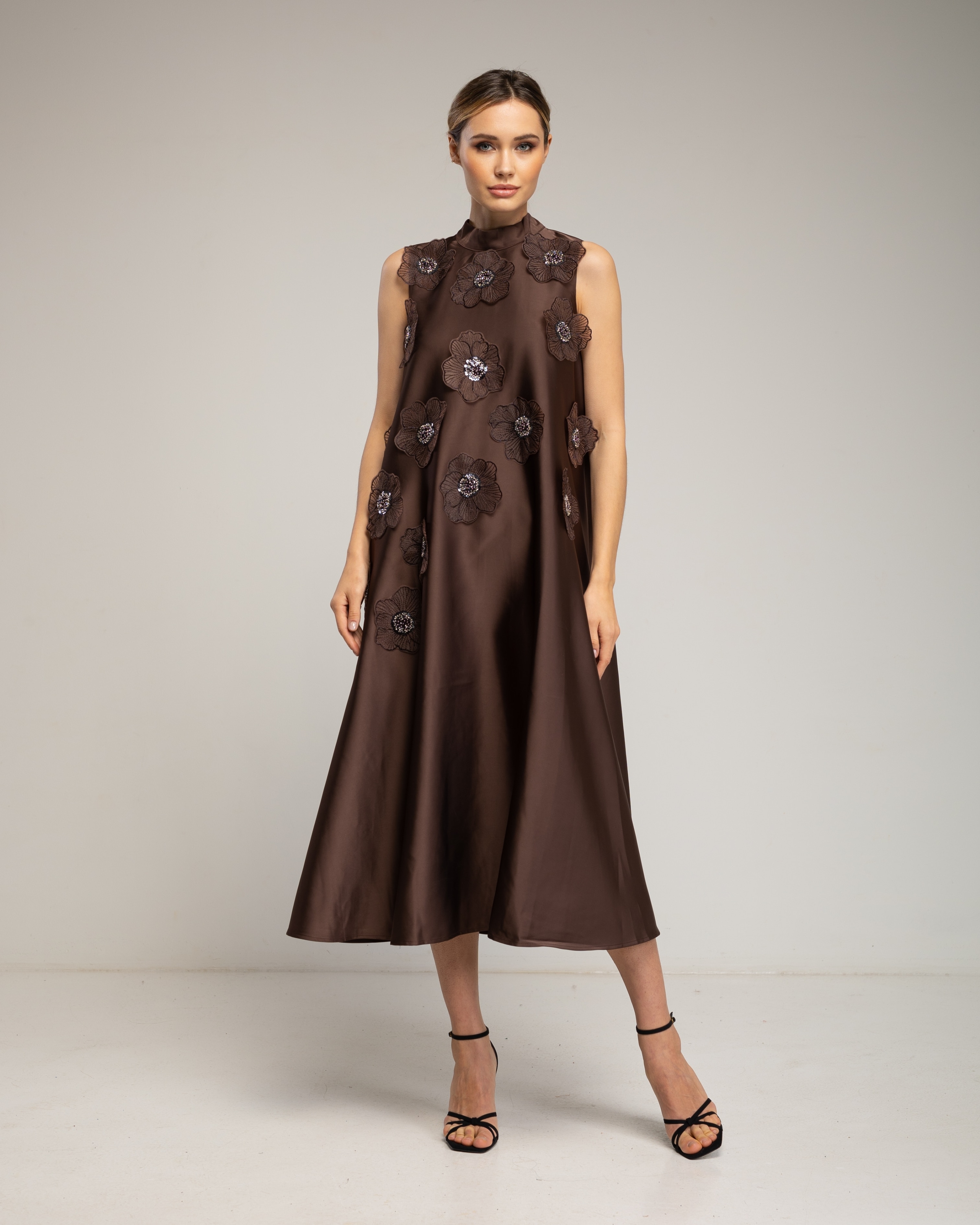 Imagen 1 de Vestido midi amplio sin mangas tipo A, con detalle de flores cosidas y strass - Tantra - Marrón Marrón