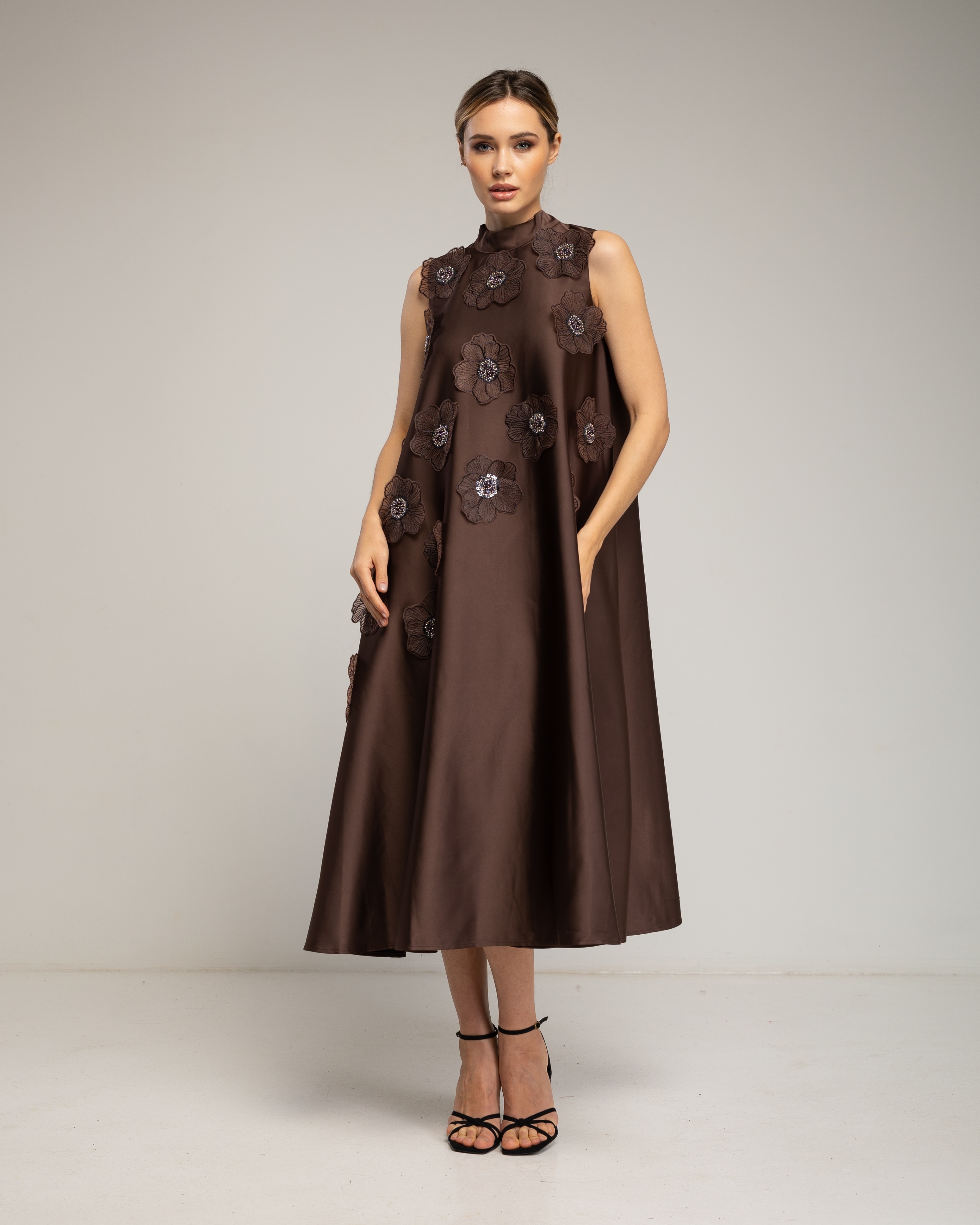 Imagen 2 de Vestido midi amplio sin mangas tipo A, con detalle de flores cosidas y strass - Tantra - Marrón Marrón