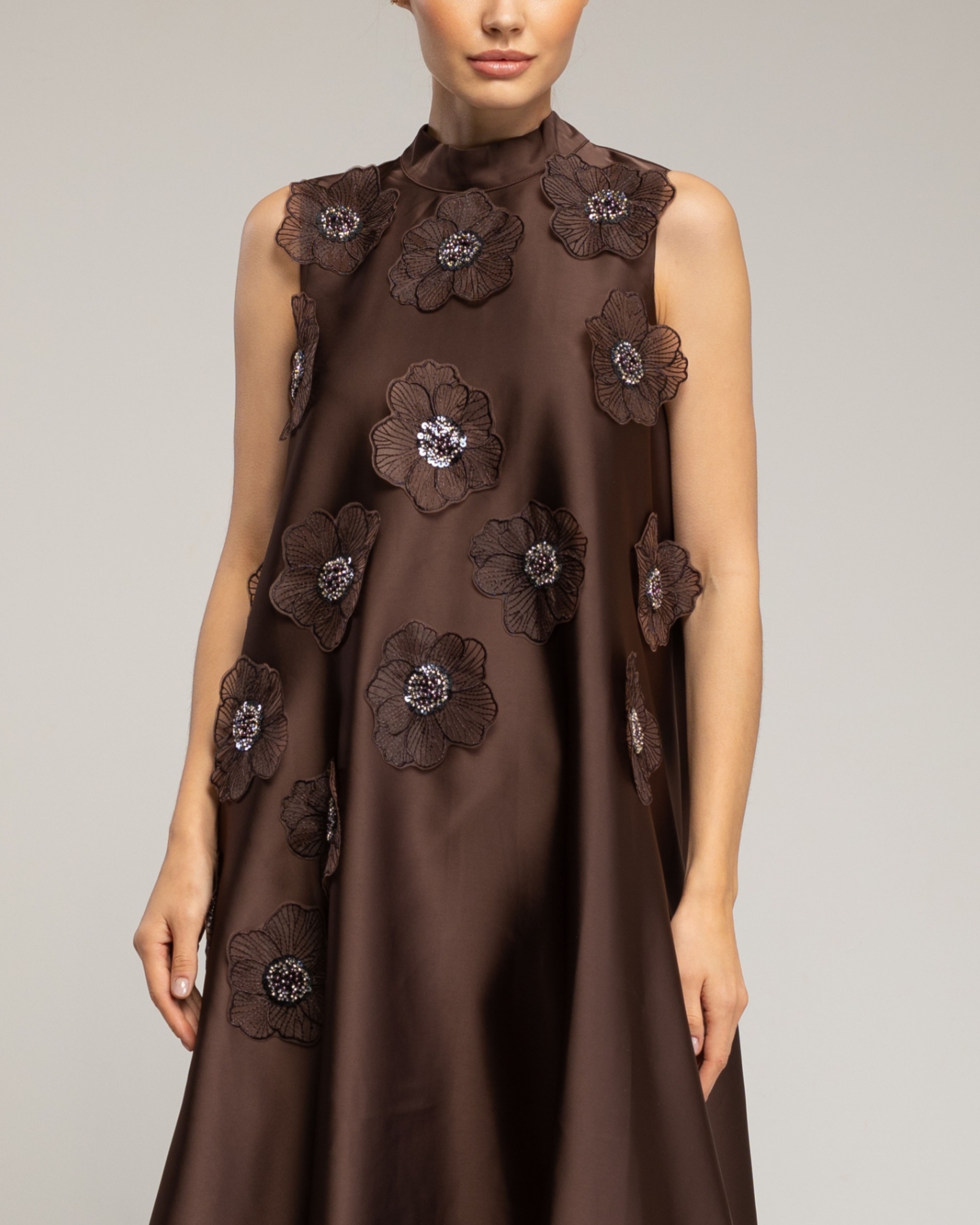 Imagen 4 de Vestido midi amplio sin mangas tipo A, con detalle de flores cosidas y strass - Tantra - Marrón Marrón
