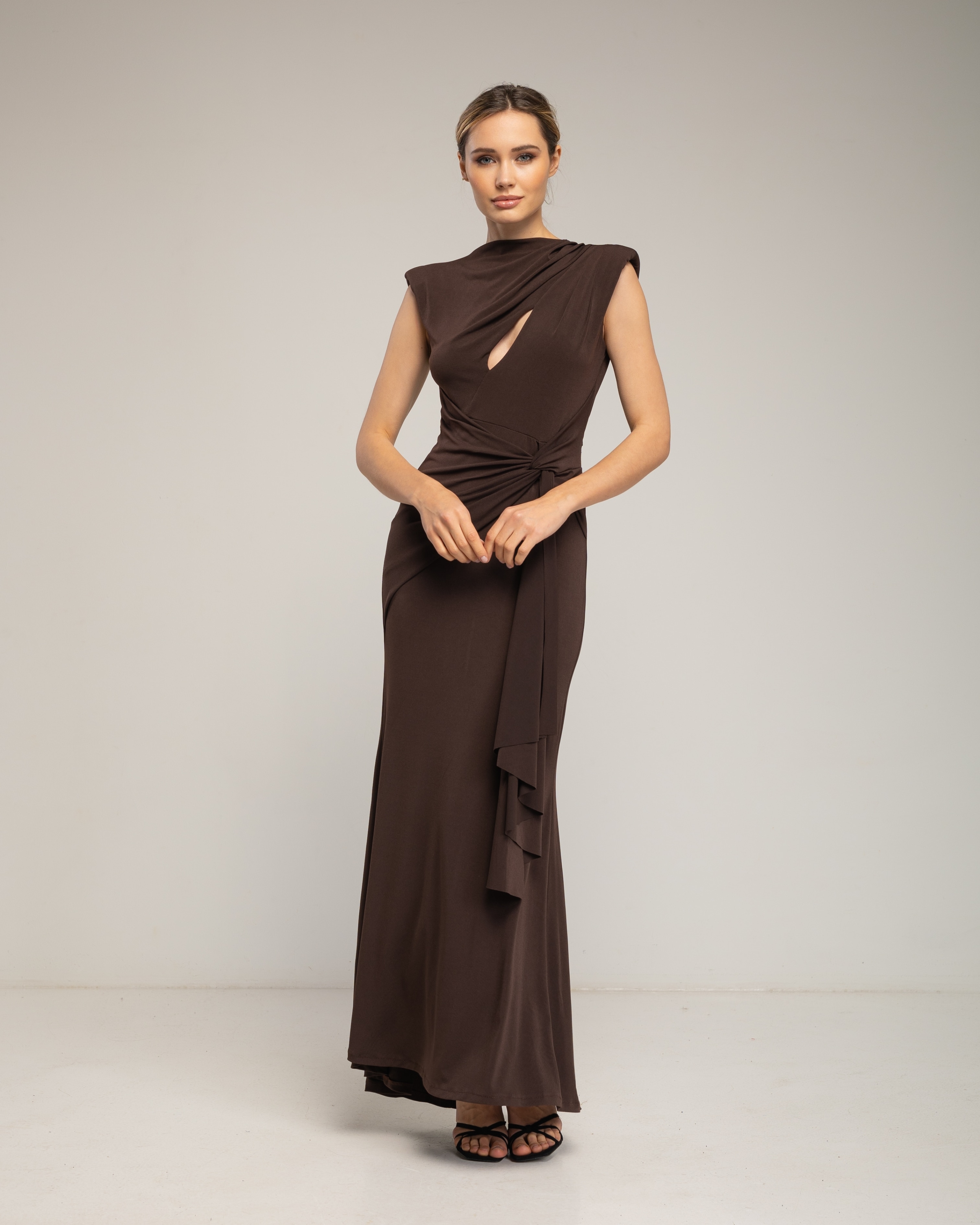 Tantra - Vestido largo drapeado en el hombro con apertura.