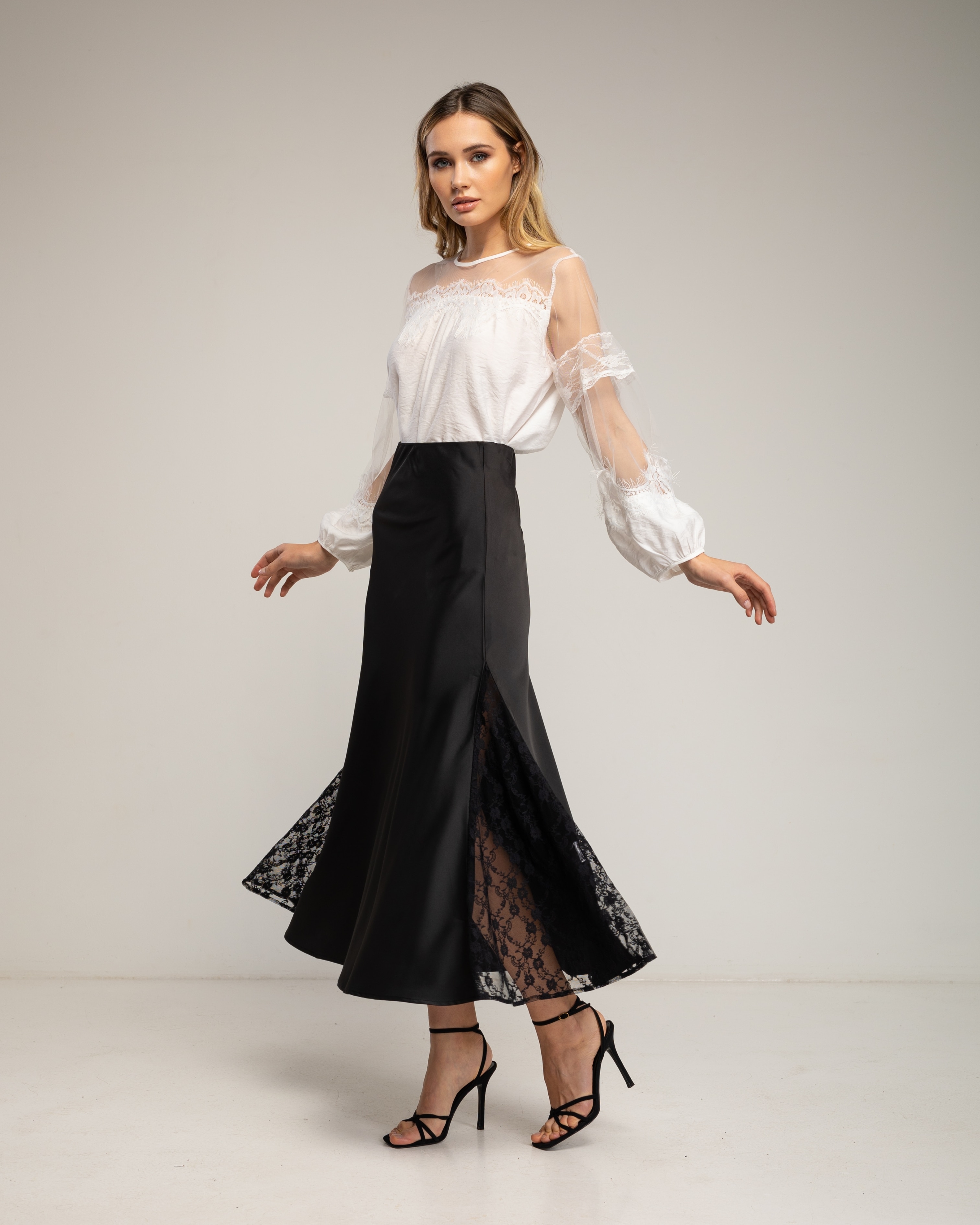Tantra - Falda midi de raso tipo A con aperturas laterales y encaje.