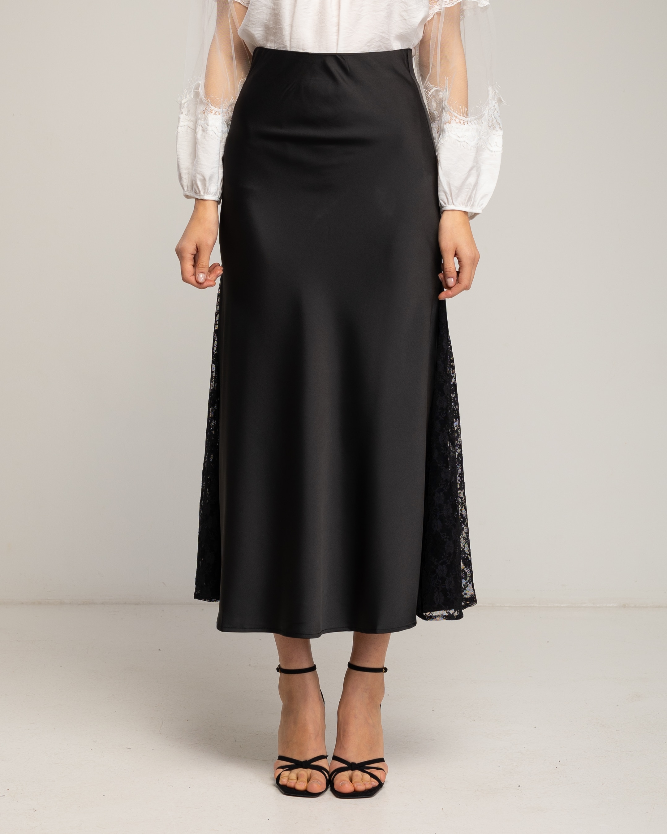 Falda midi de raso tipo A con aperturas laterales y encaje - Tantra - Negro Negro-2