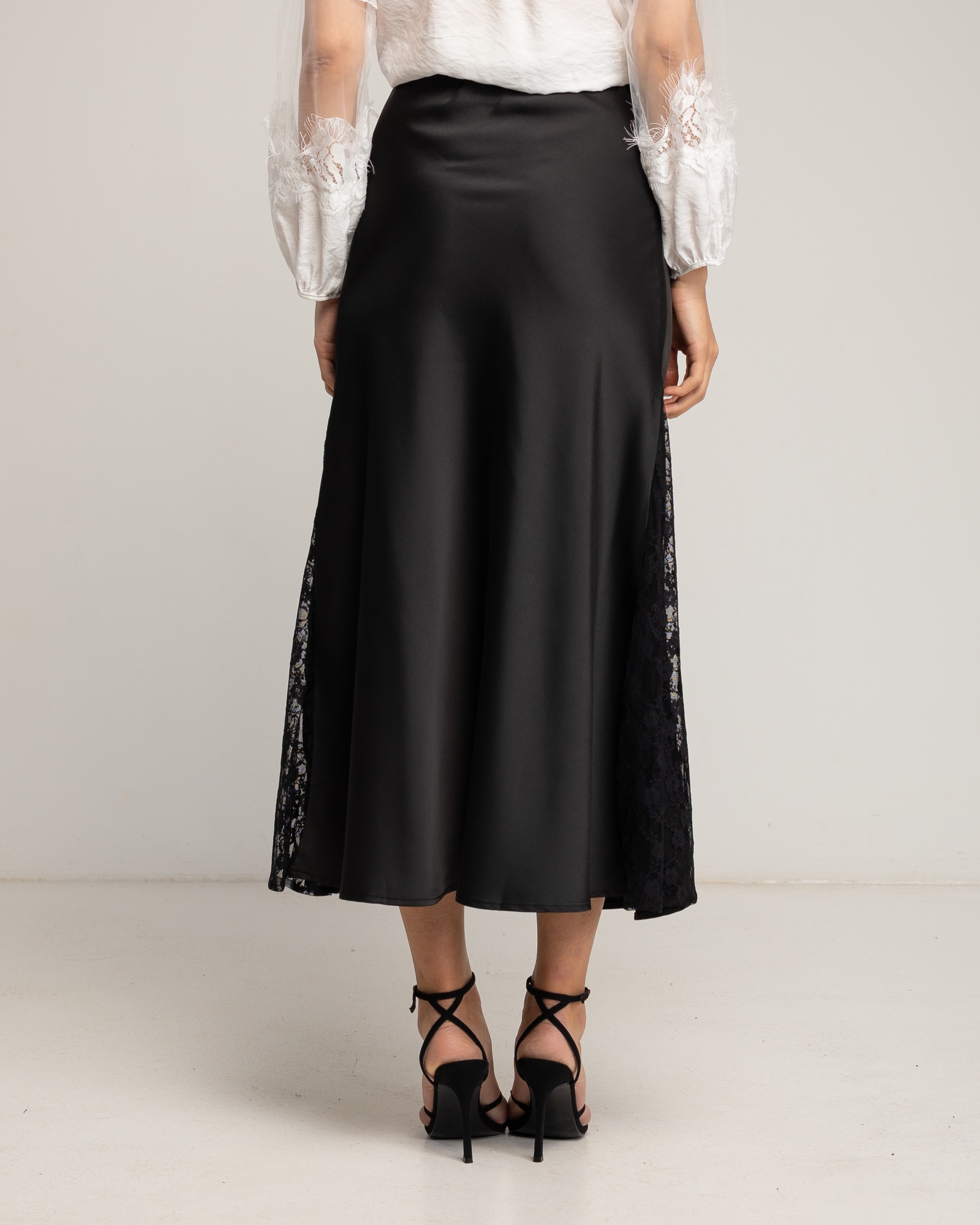 Falda midi de raso tipo A con aperturas laterales y encaje - Tantra - Negro Negro-3