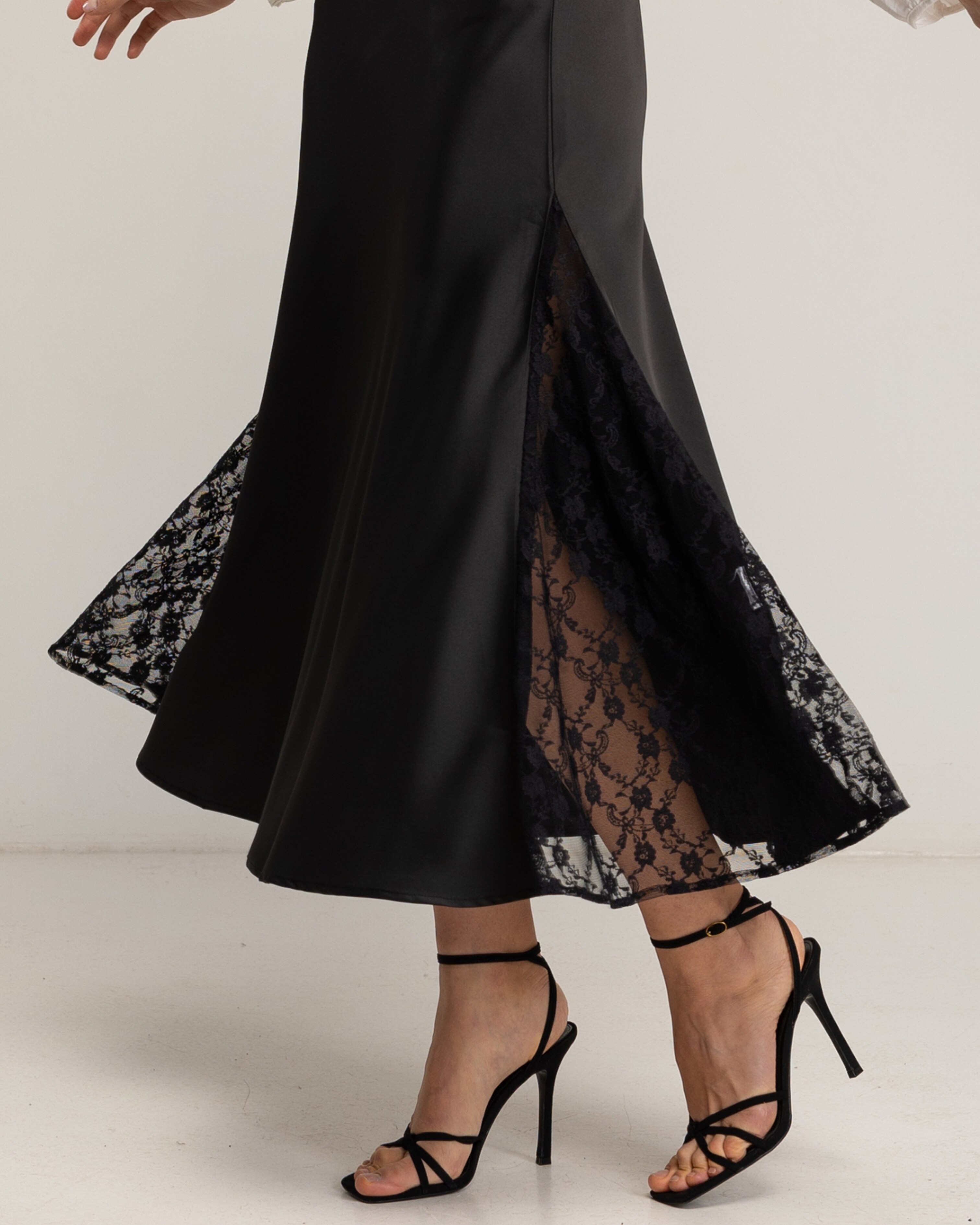 Falda midi de raso tipo A con aperturas laterales y encaje - Tantra - Negro Negro-4
