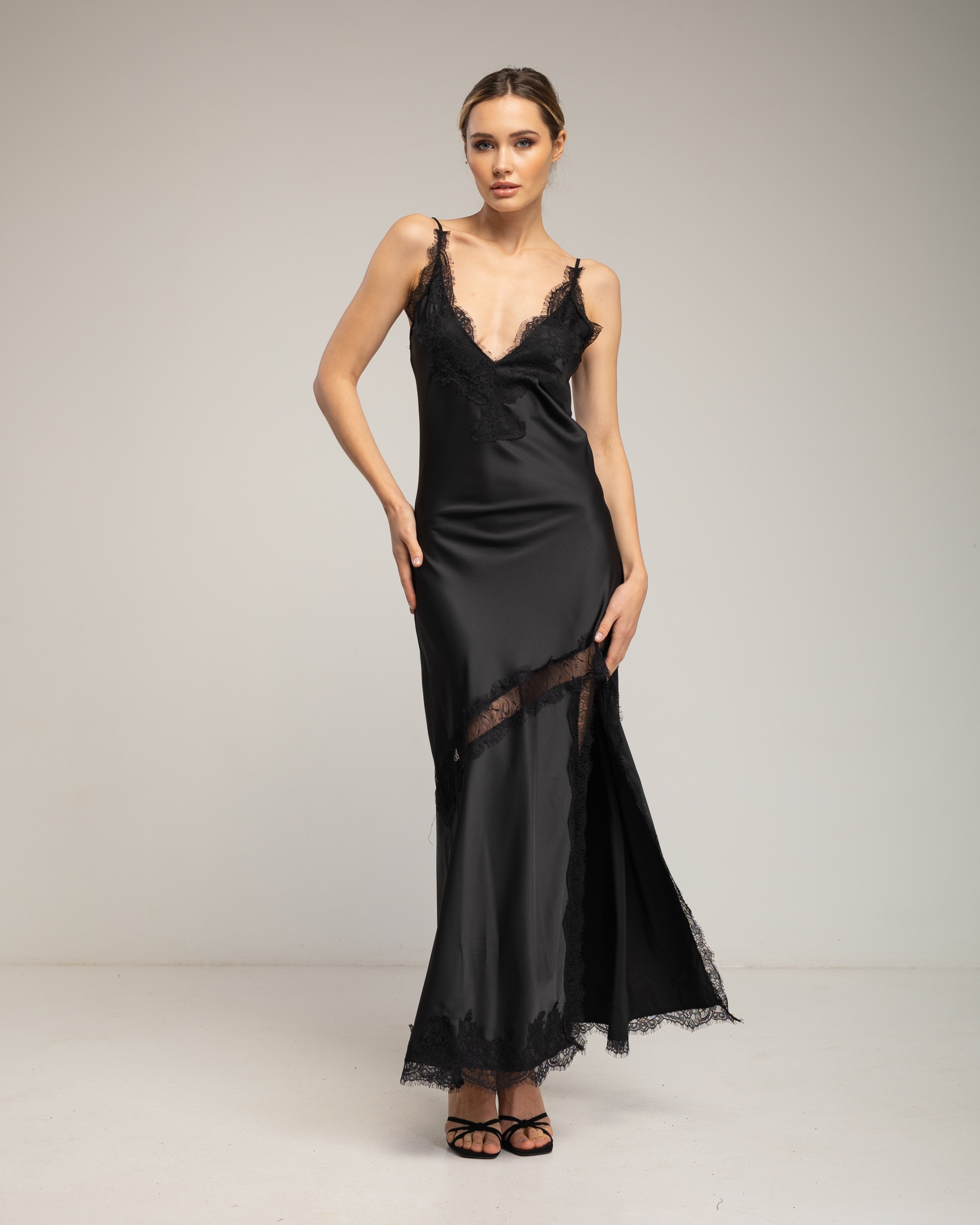 Tantra - Vestido largo de raso lencero con detalles de encaje.