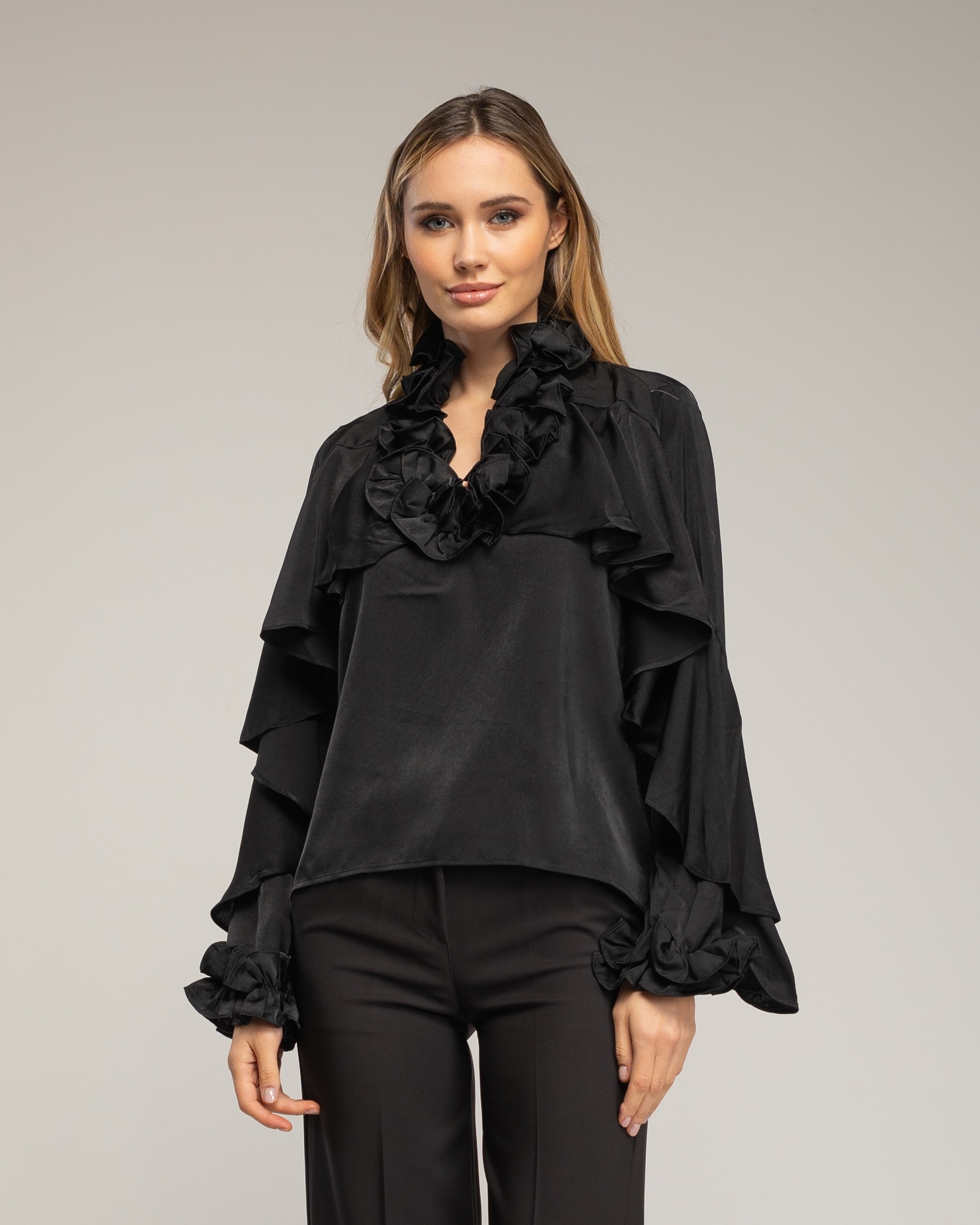Blusa de mujer de raso con volantes en el cuello y puños - Tantra - Negro Negro-1