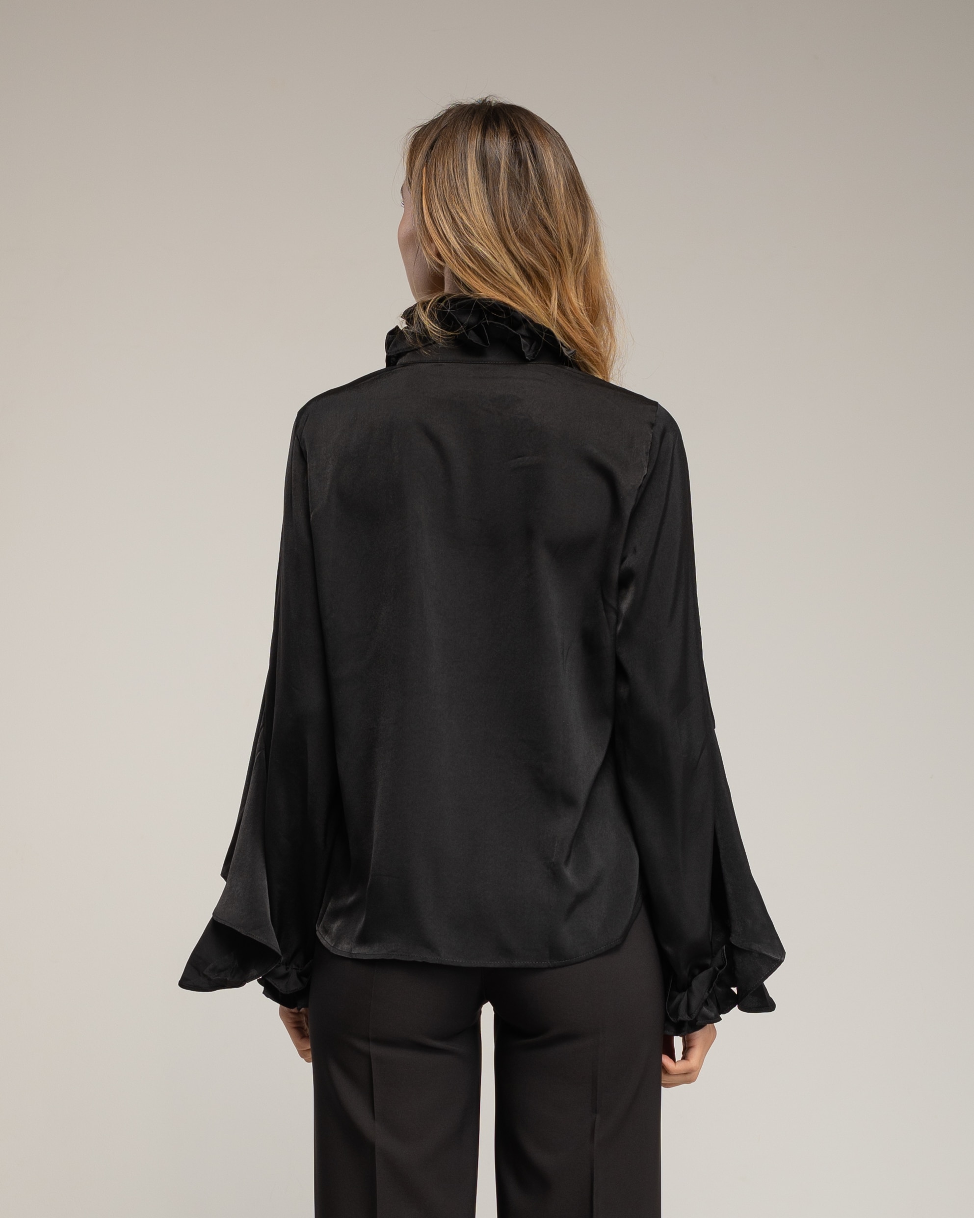 Blusa de mujer de raso con volantes en el cuello y puños - Tantra - Negro Negro-2