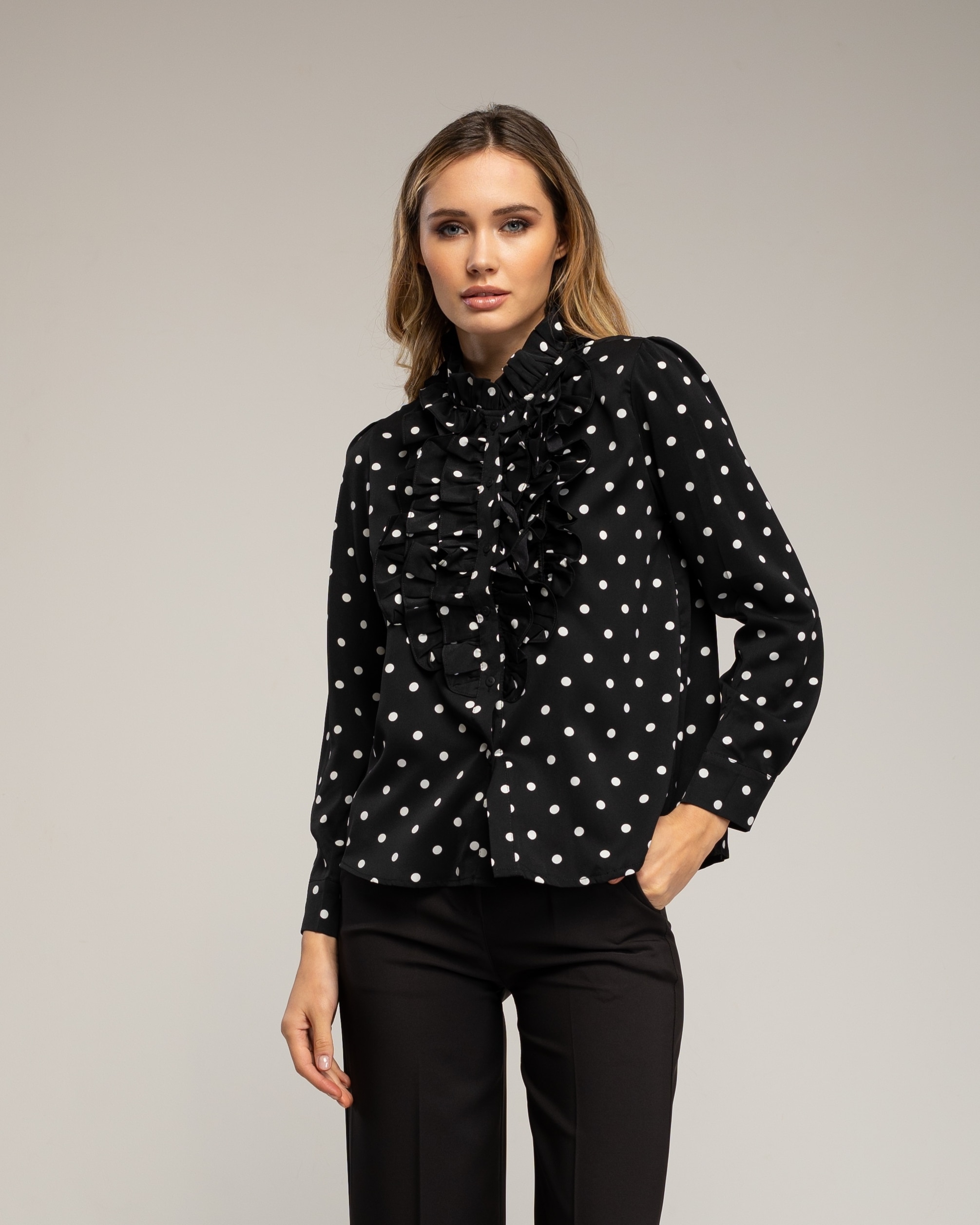 Blusa de mujer lunares con volantes en el pecho - Tantra - Negro Negro-1