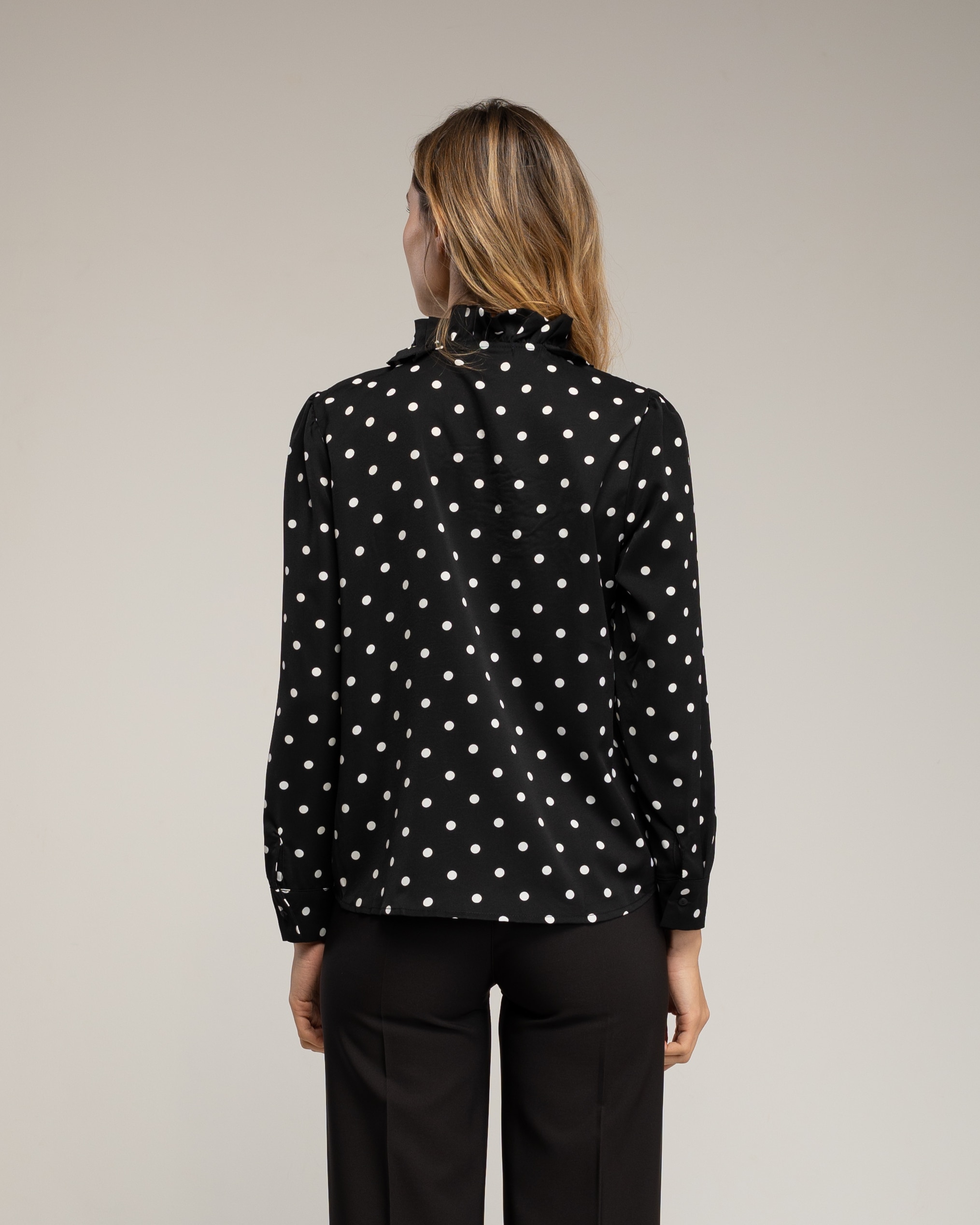 Blusa de mujer lunares con volantes en el pecho - Tantra - Negro Negro-2