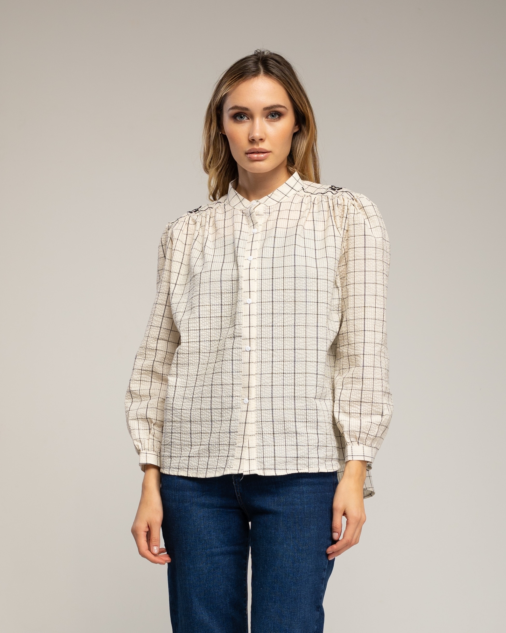 Tantra - Camisa de mujer de algodón de cuadros con cuello mao y bordados.