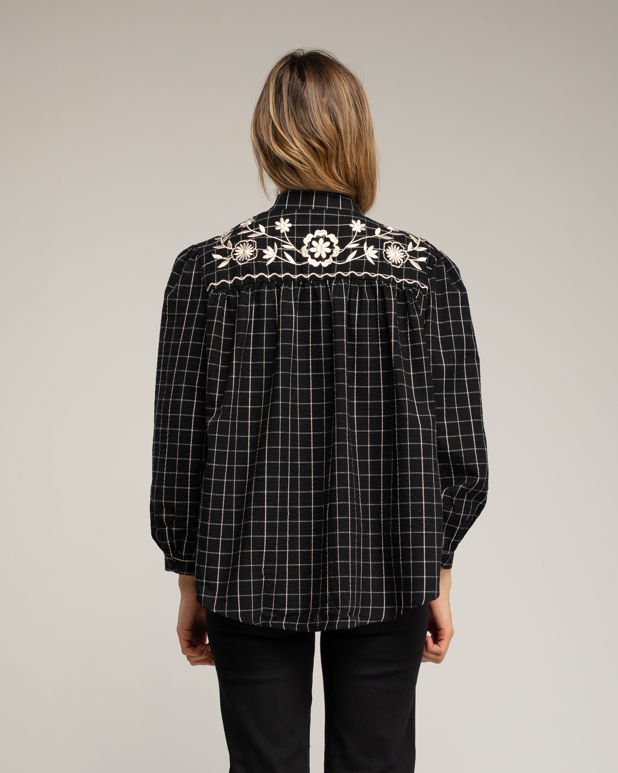 Camisa de mujer de algodón de cuadros con cuello mao y bordados - Tantra - Negro Negro-2