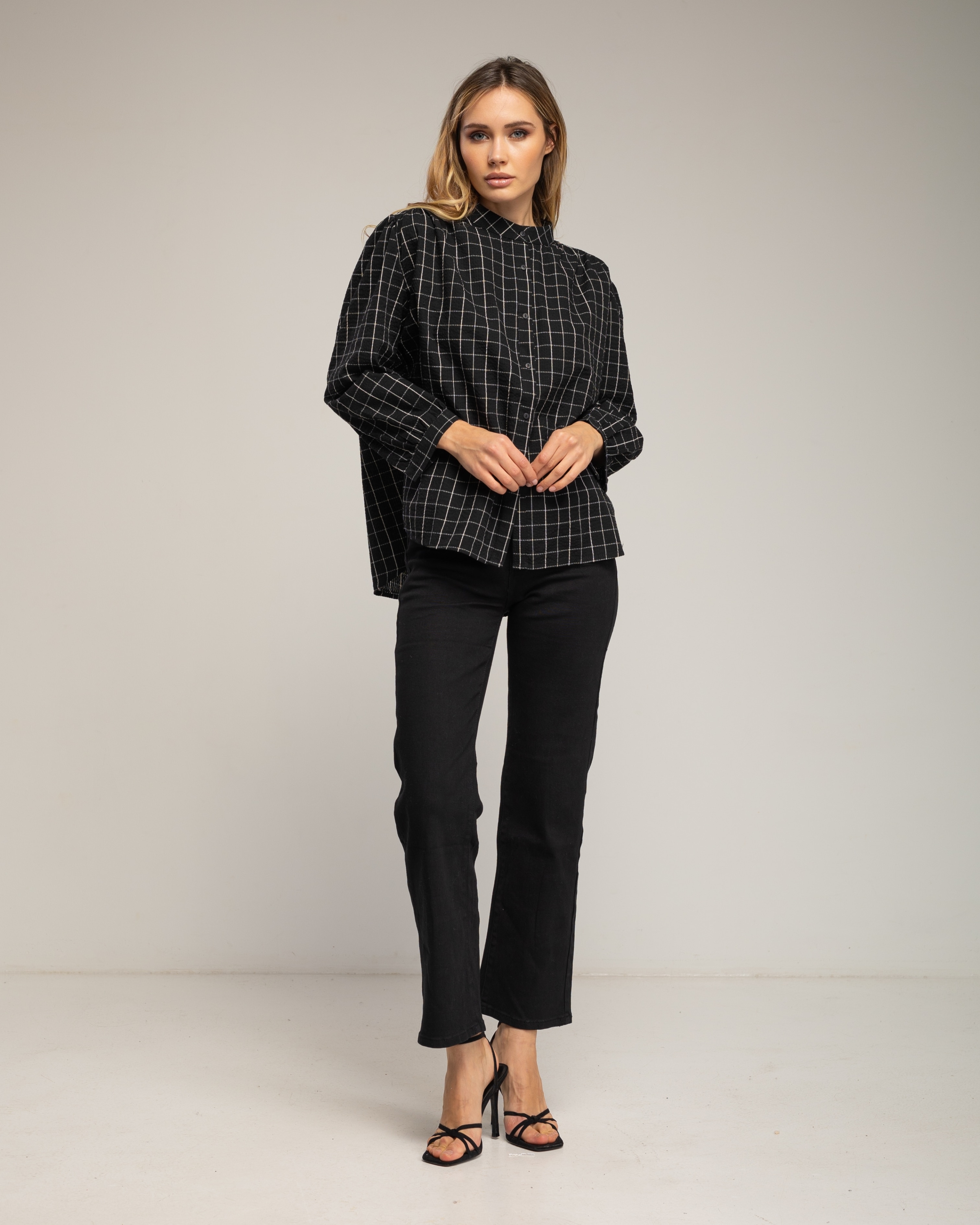 Camisa de mujer de algodón de cuadros con cuello mao y bordados - Tantra - Negro Negro-4