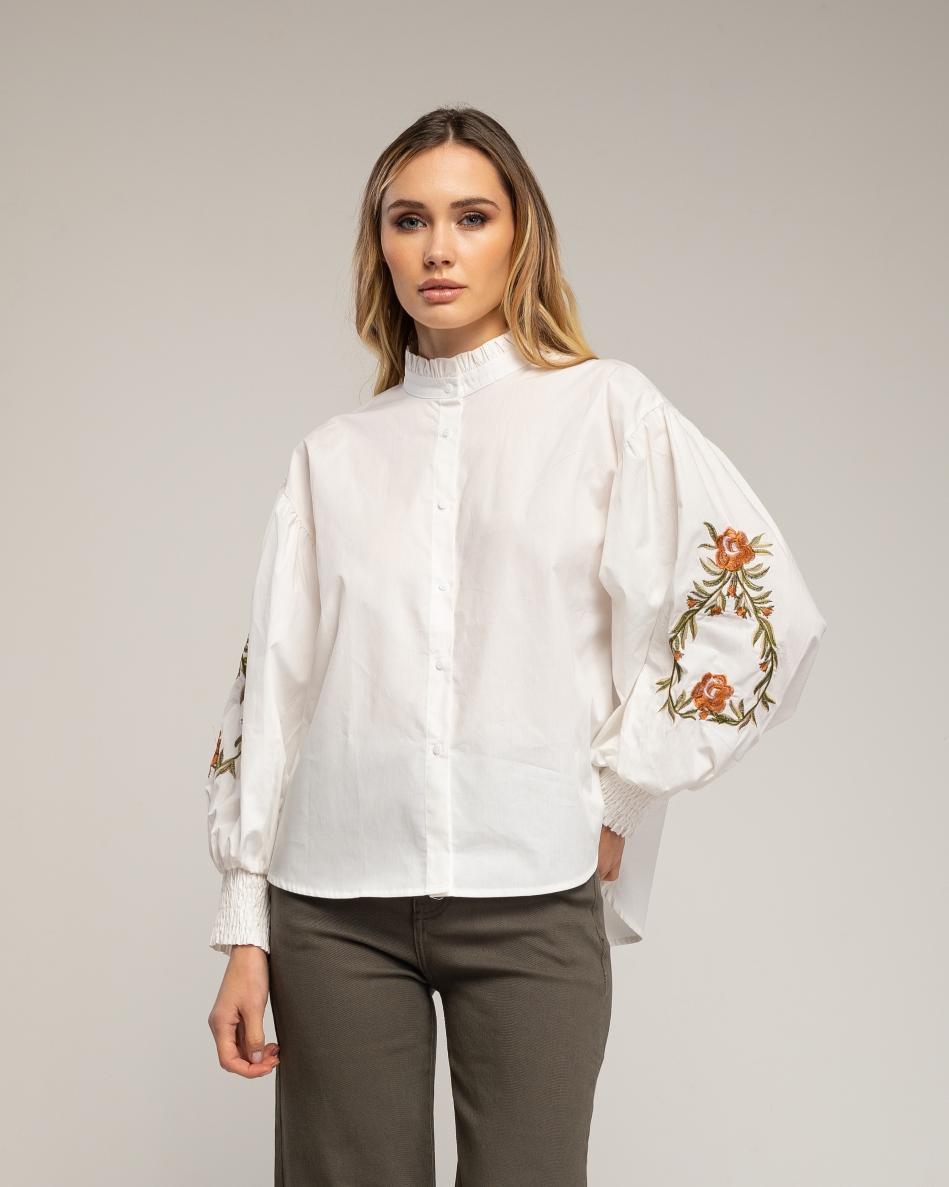 Tantra - Camisa de mujer de algodón con cuello mao y bordados en la manga.