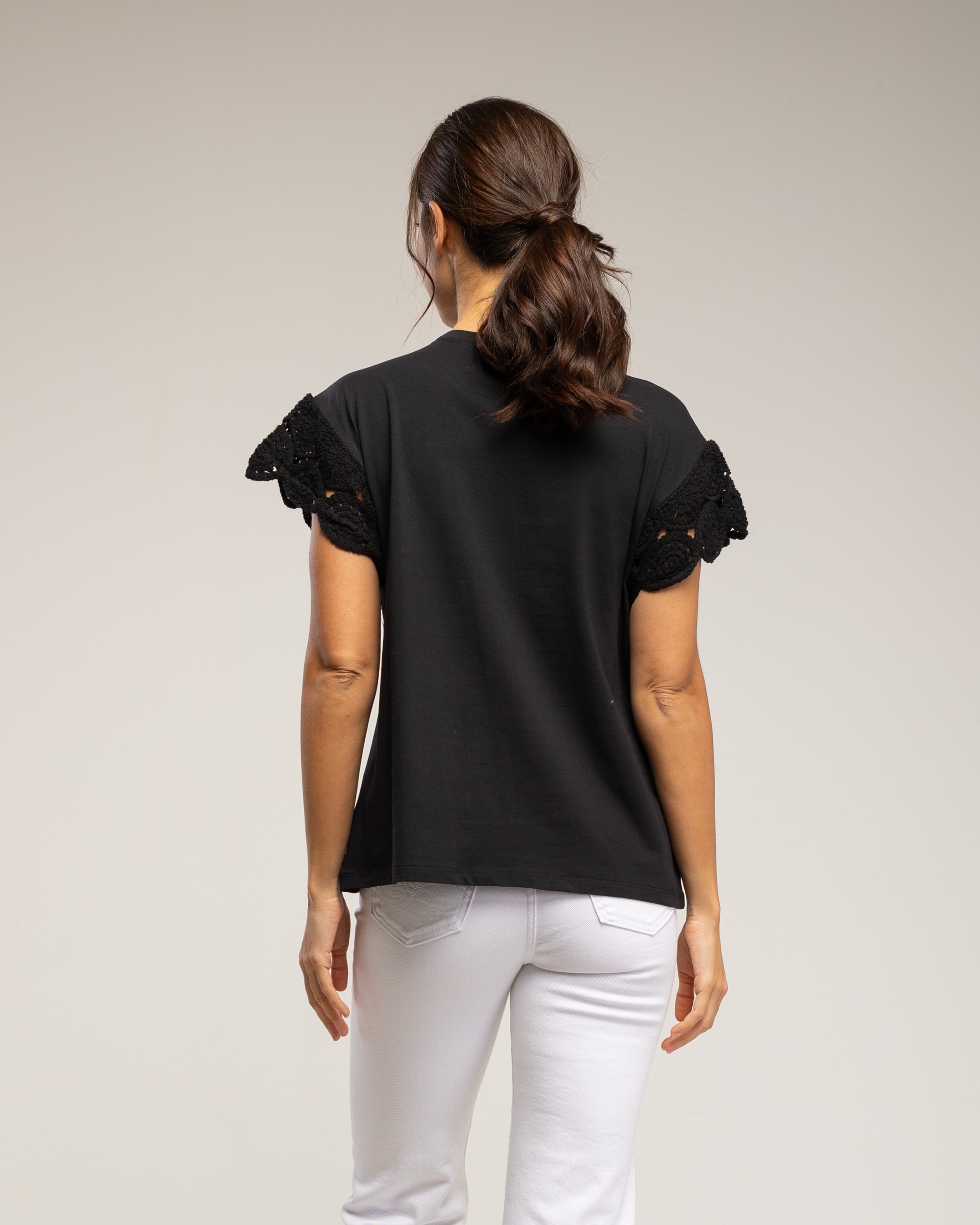 Camiseta de mujer de manga corta con detalle de crochet - Tantra - Negro Negro-2