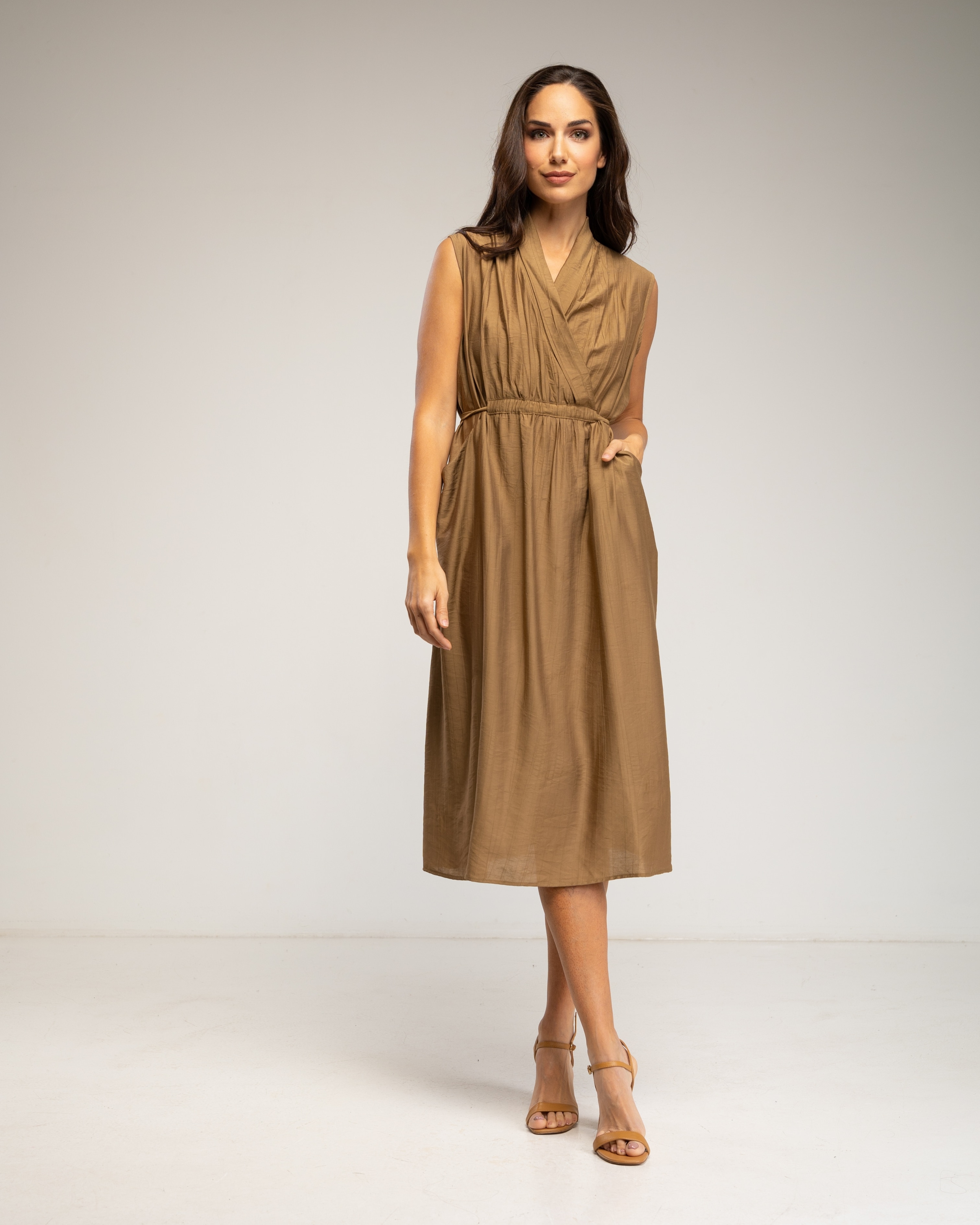 Tantra - Vestido sin mangas con cuello cruzado.