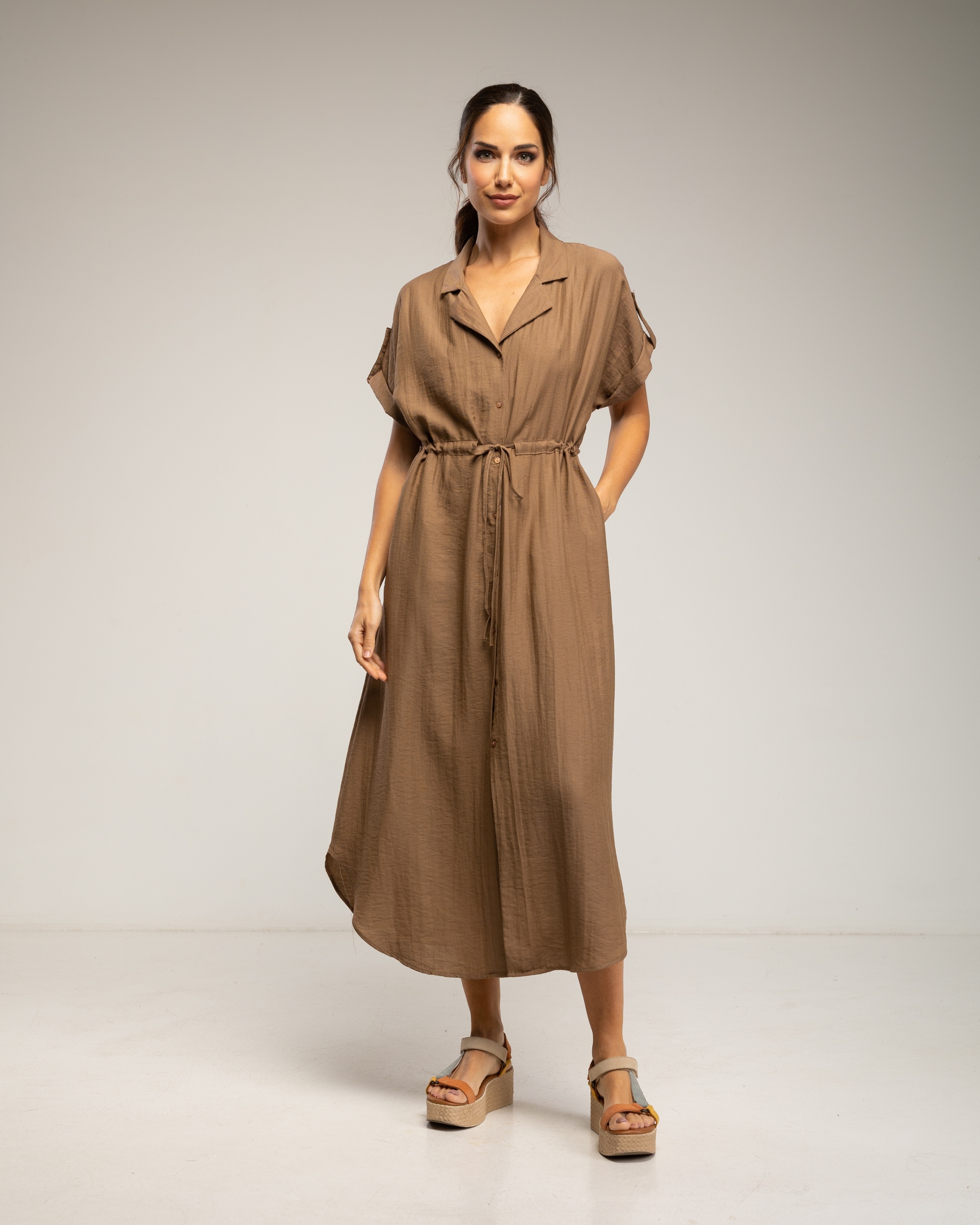 Vestido midi camisero con cintura fruncida y bolsillos - Tantra - Marrón Marrón-1