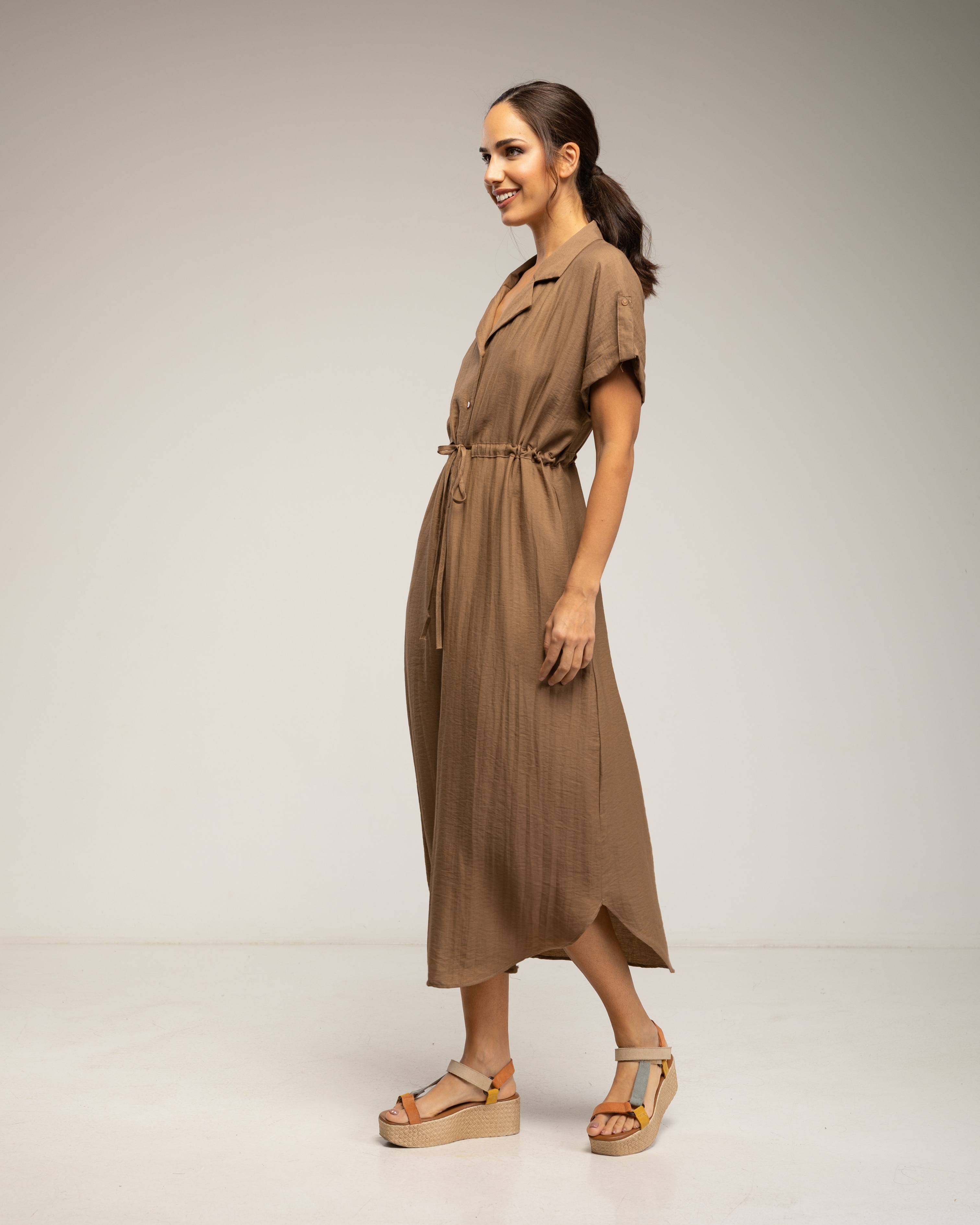 Vestido midi camisero con cintura fruncida y bolsillos - Tantra - Marrón Marrón-2