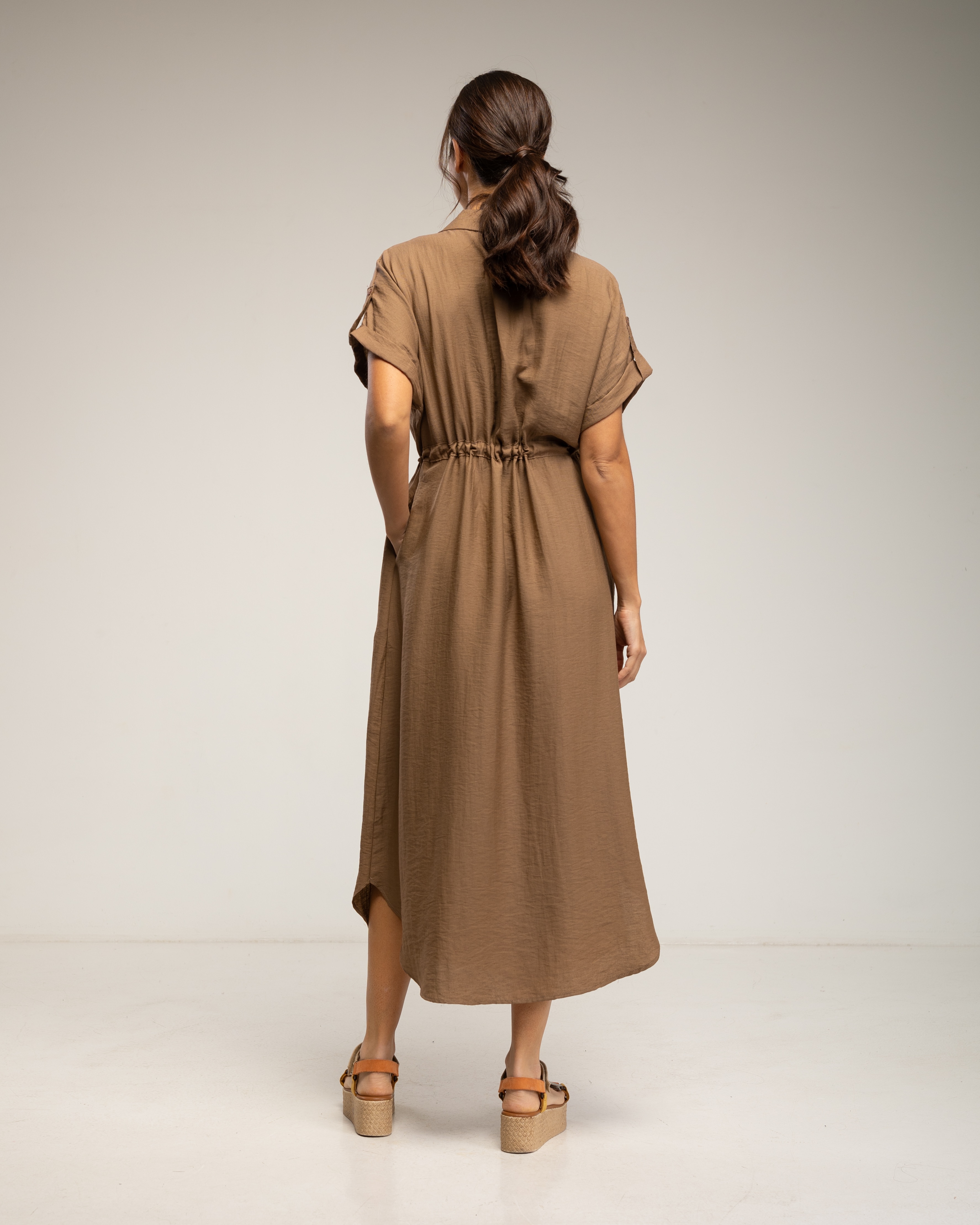 Vestido midi camisero con cintura fruncida y bolsillos - Tantra - Marrón Marrón-3