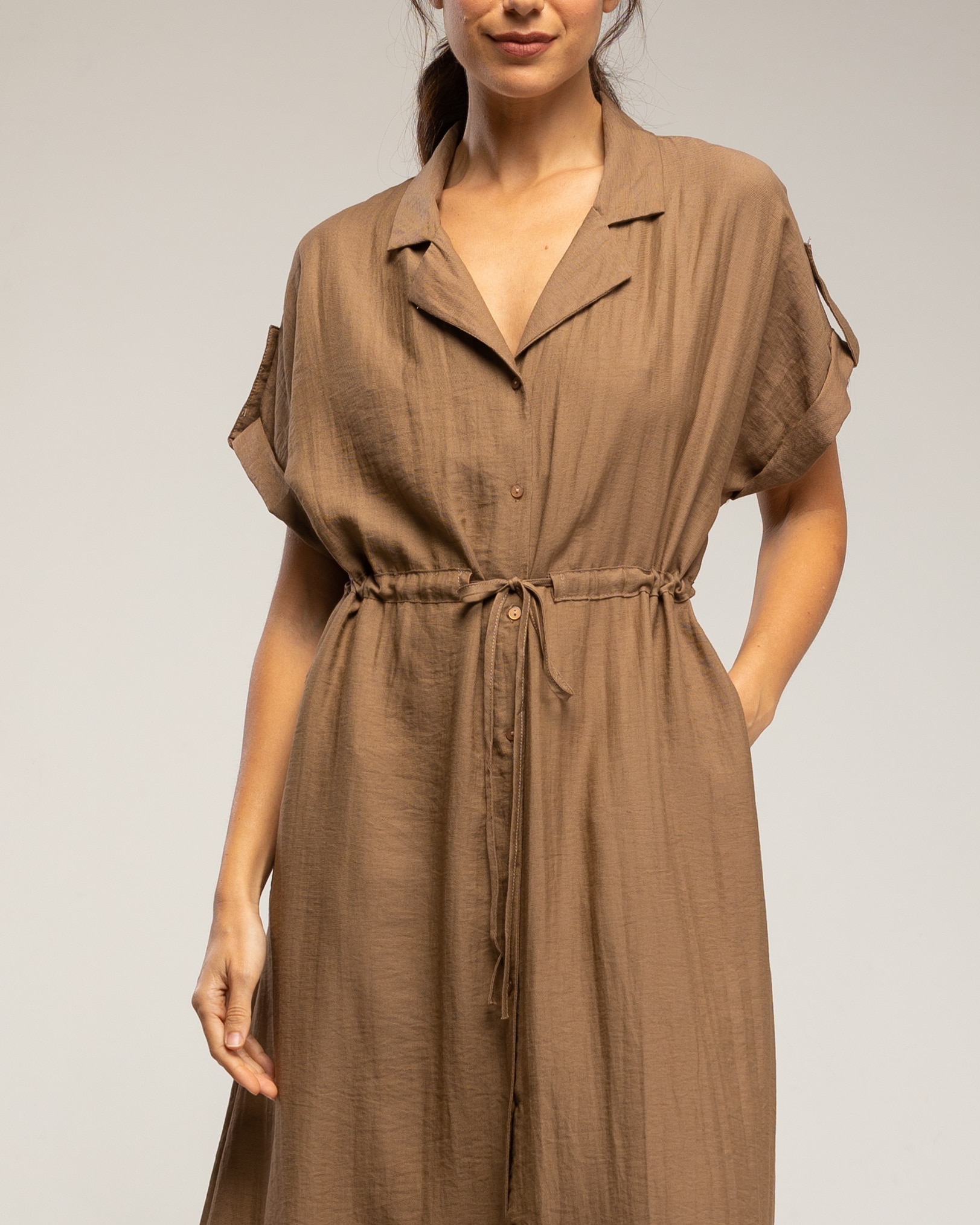 Vestido midi camisero con cintura fruncida y bolsillos - Tantra - Marrón Marrón-4