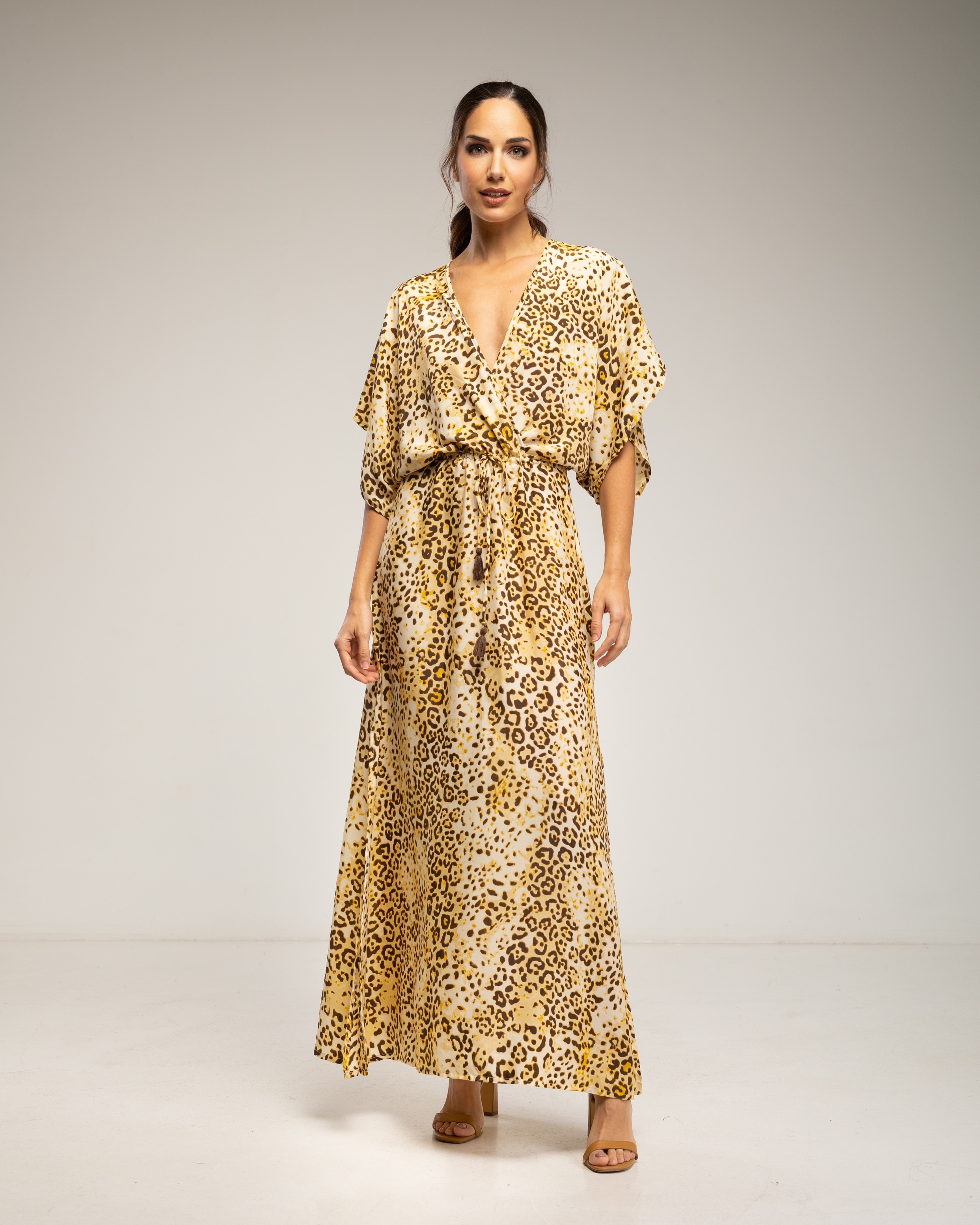Vestido largo estampado animal print , con cuello cruzado - Tantra - Beige Beige-1