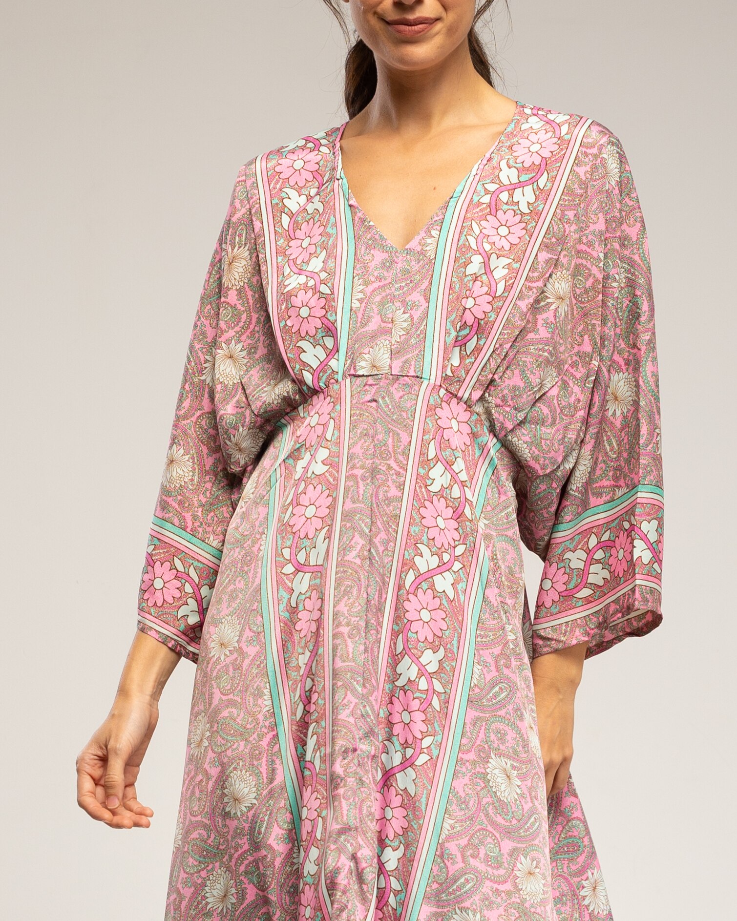 Vestido maxi estampado con cuello pico y cintura elástica - Tantra - Rosa Rosa-4