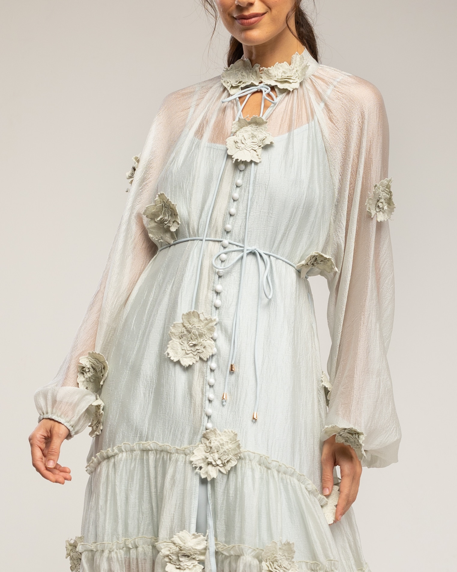 Vestido semitransparente con botones y detalle de flores y volantes - Tantra - Verde menta Verde menta-4