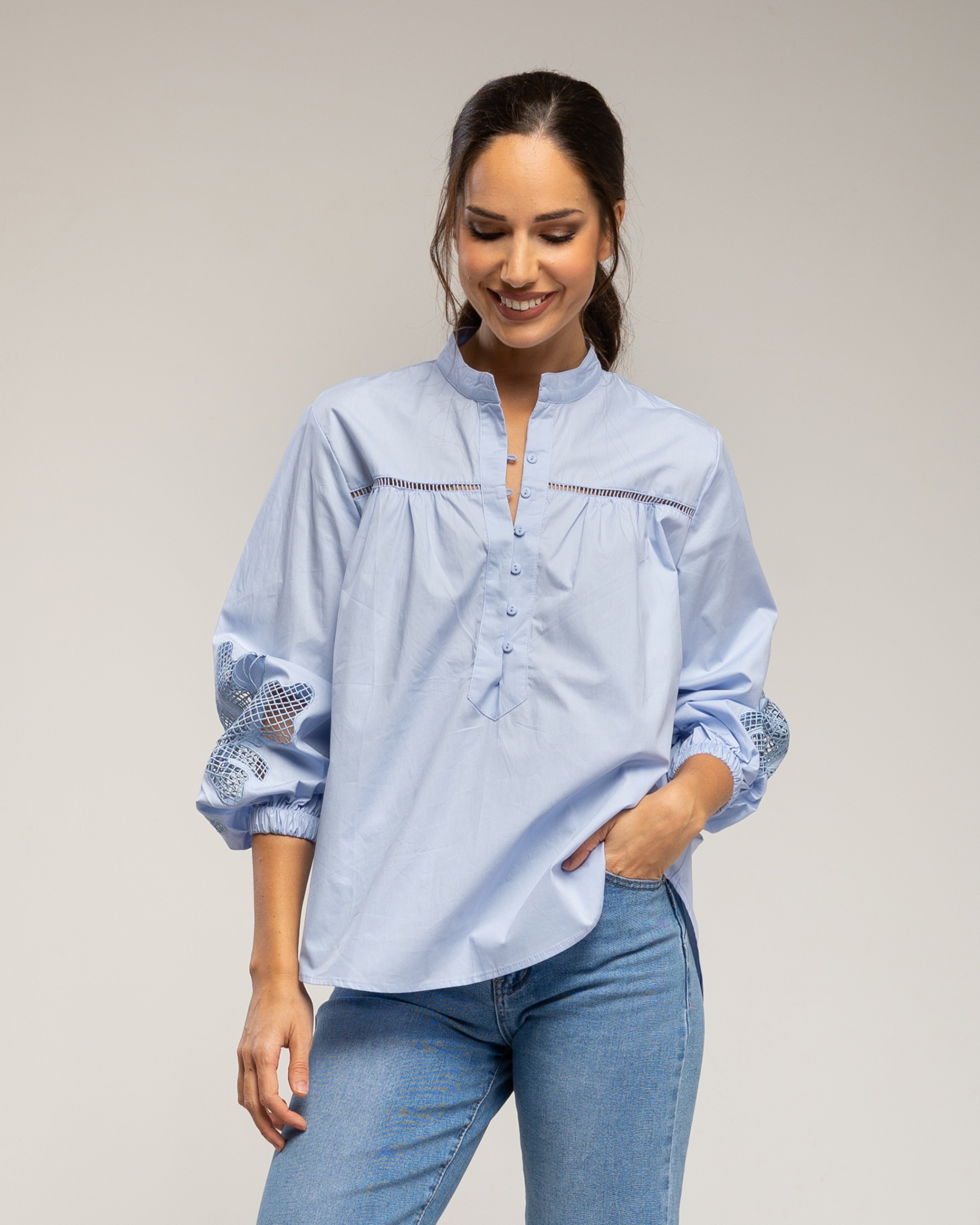 Tantra - Camisa de algodón de muher con bordados decorativos en las mangas.
