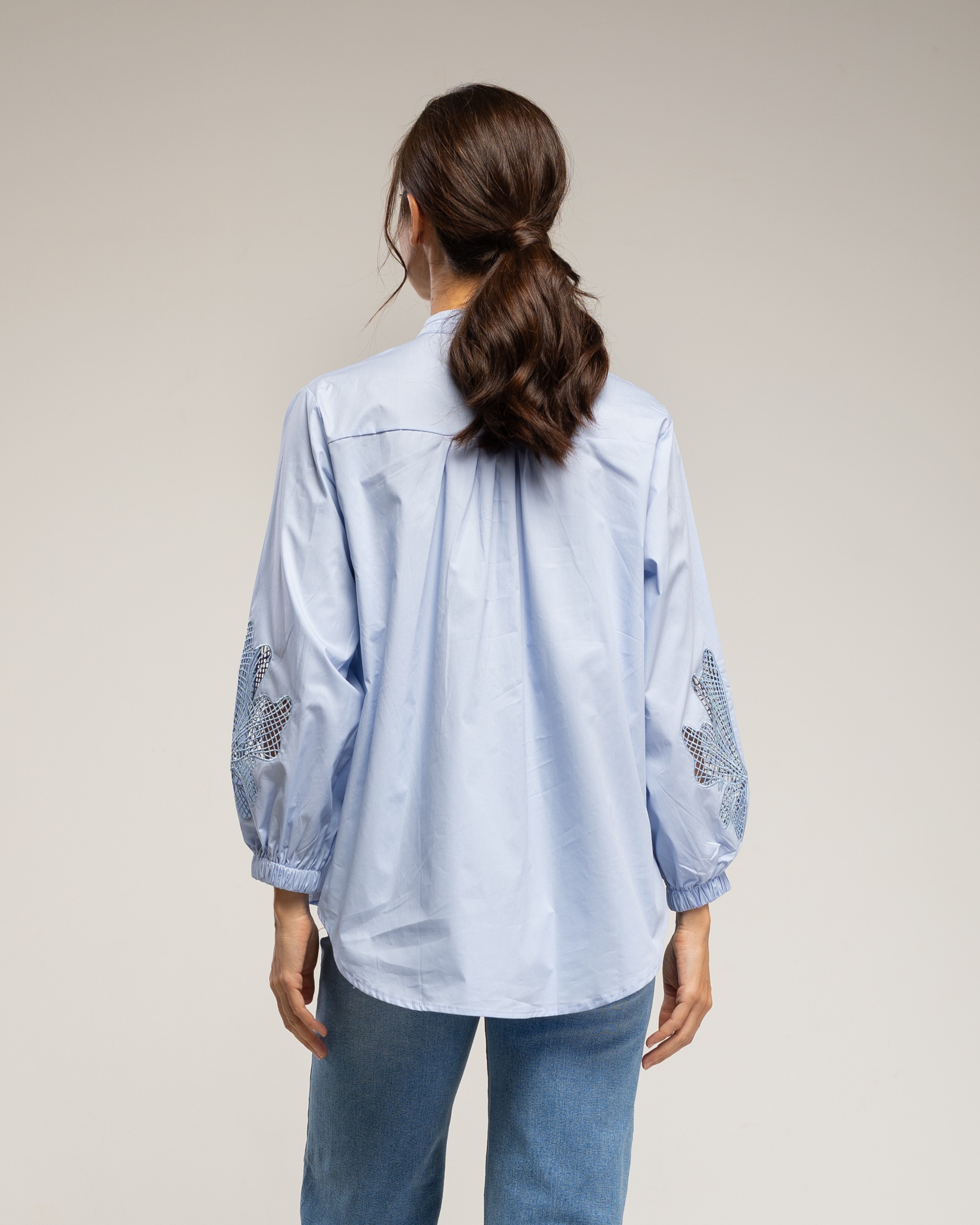 Camisa de algodón de muher con bordados decorativos en las mangas - Tantra - Azul denim Azul denim-2