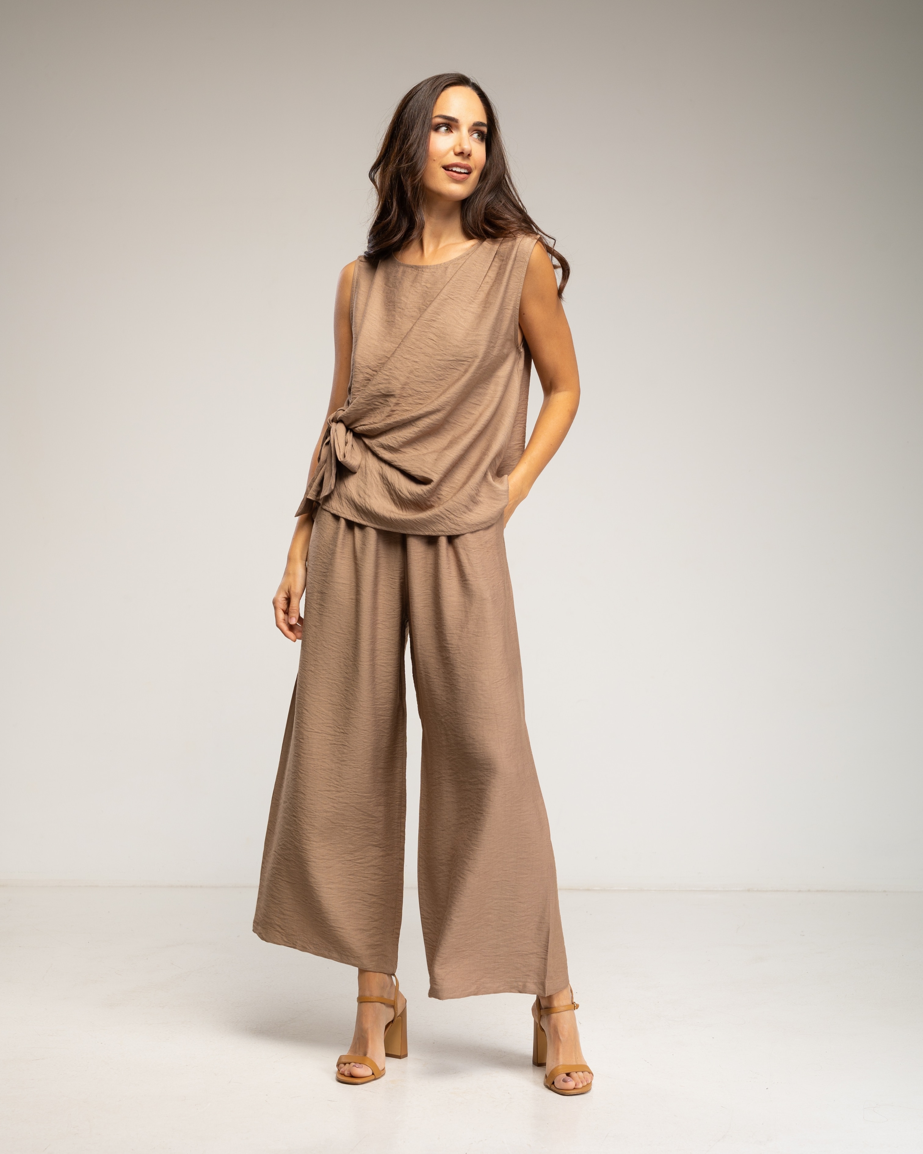 Conjunto de mujer de top sin mangas con lazada y pantalon elástico - Tantra - Marrón Marrón-1
