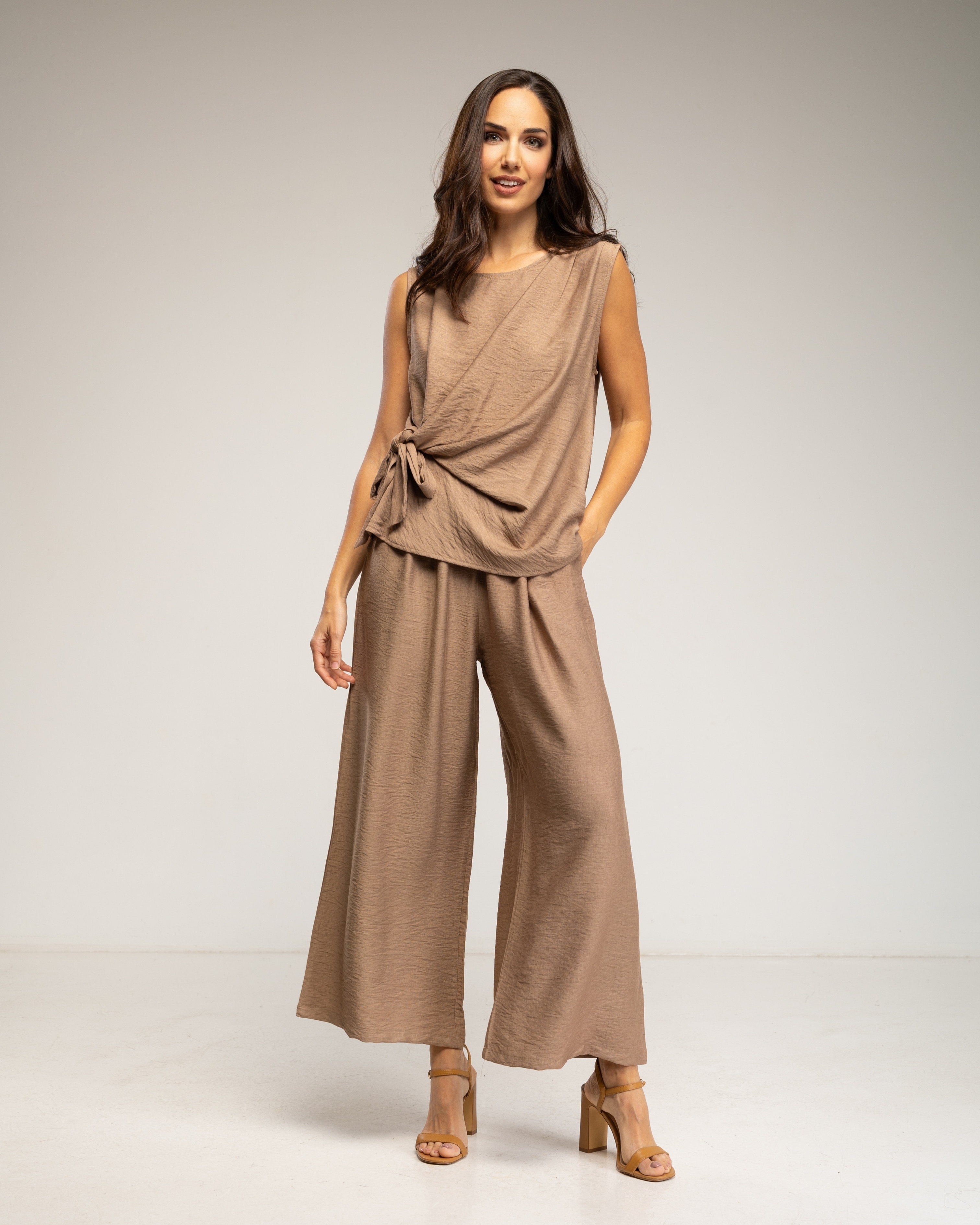 Conjunto de mujer de top sin mangas con lazada y pantalon elástico - Tantra - Marrón Marrón-4