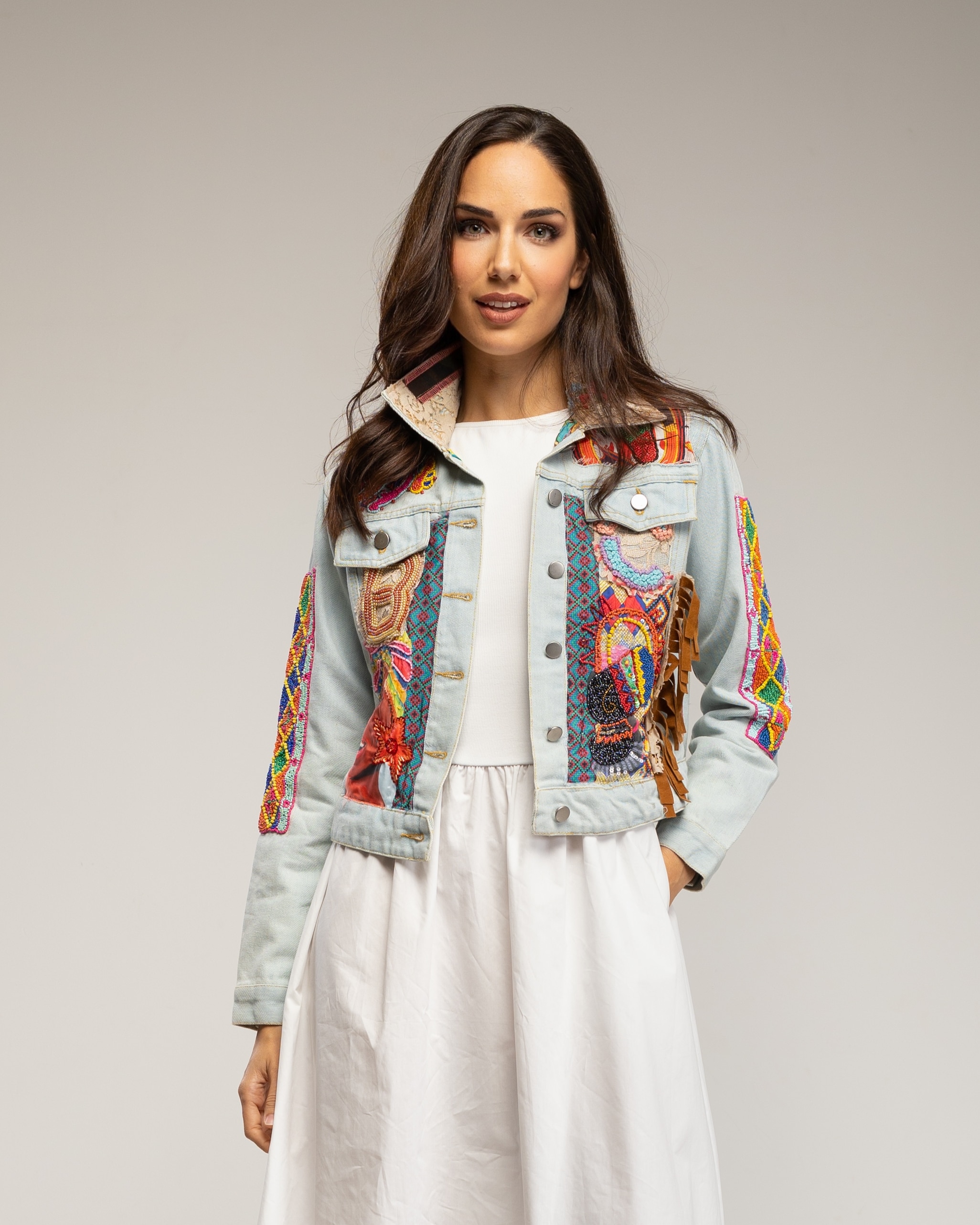 Tantra - Cazadora denim de mujer con dibujo africano bordado y lentejuelas.