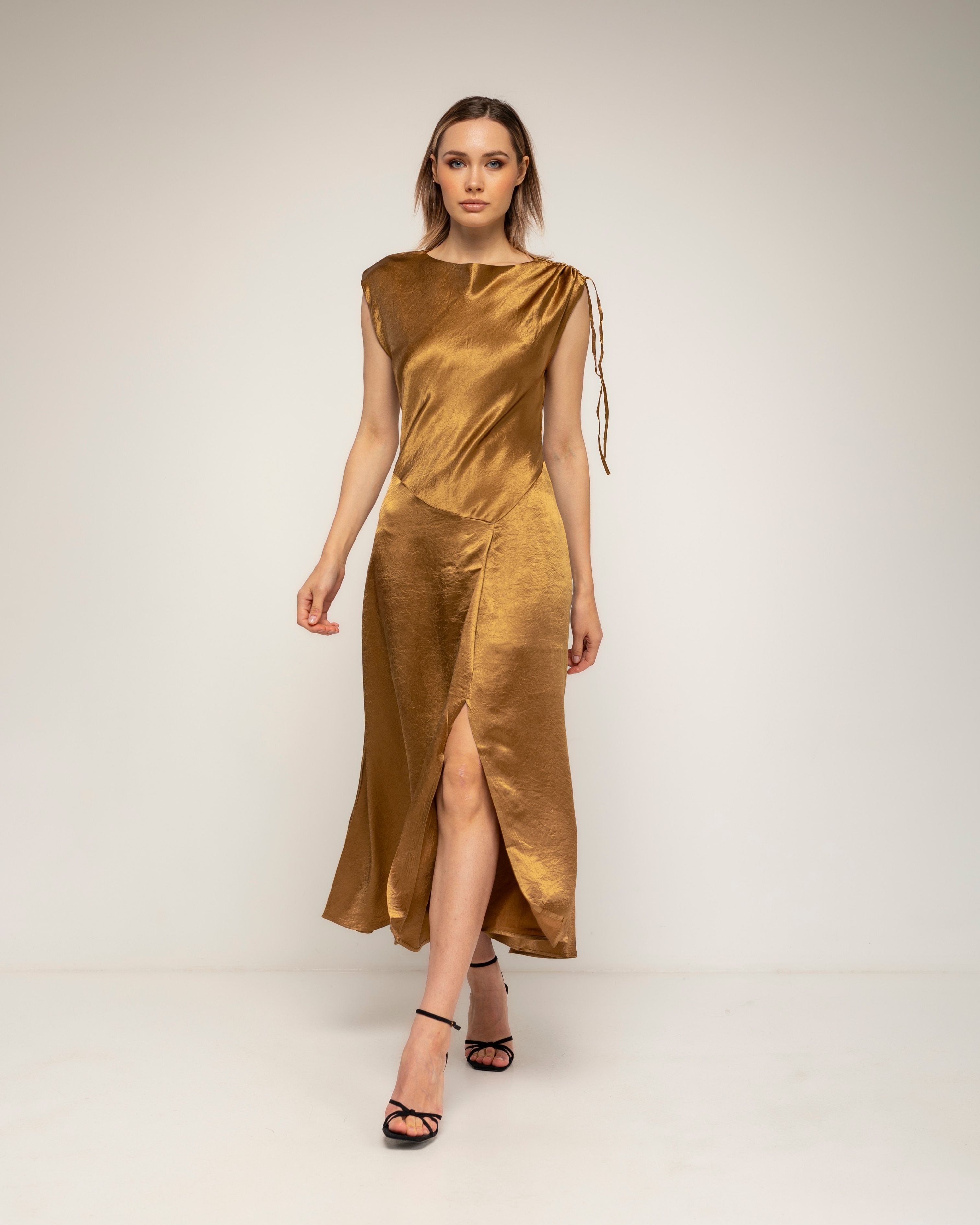Vestido midi de textura seda con vuelo y apertura en el bajo, frunce en la manga y cierre de cremallera en la espalda - Tantra - Oro Oro-1