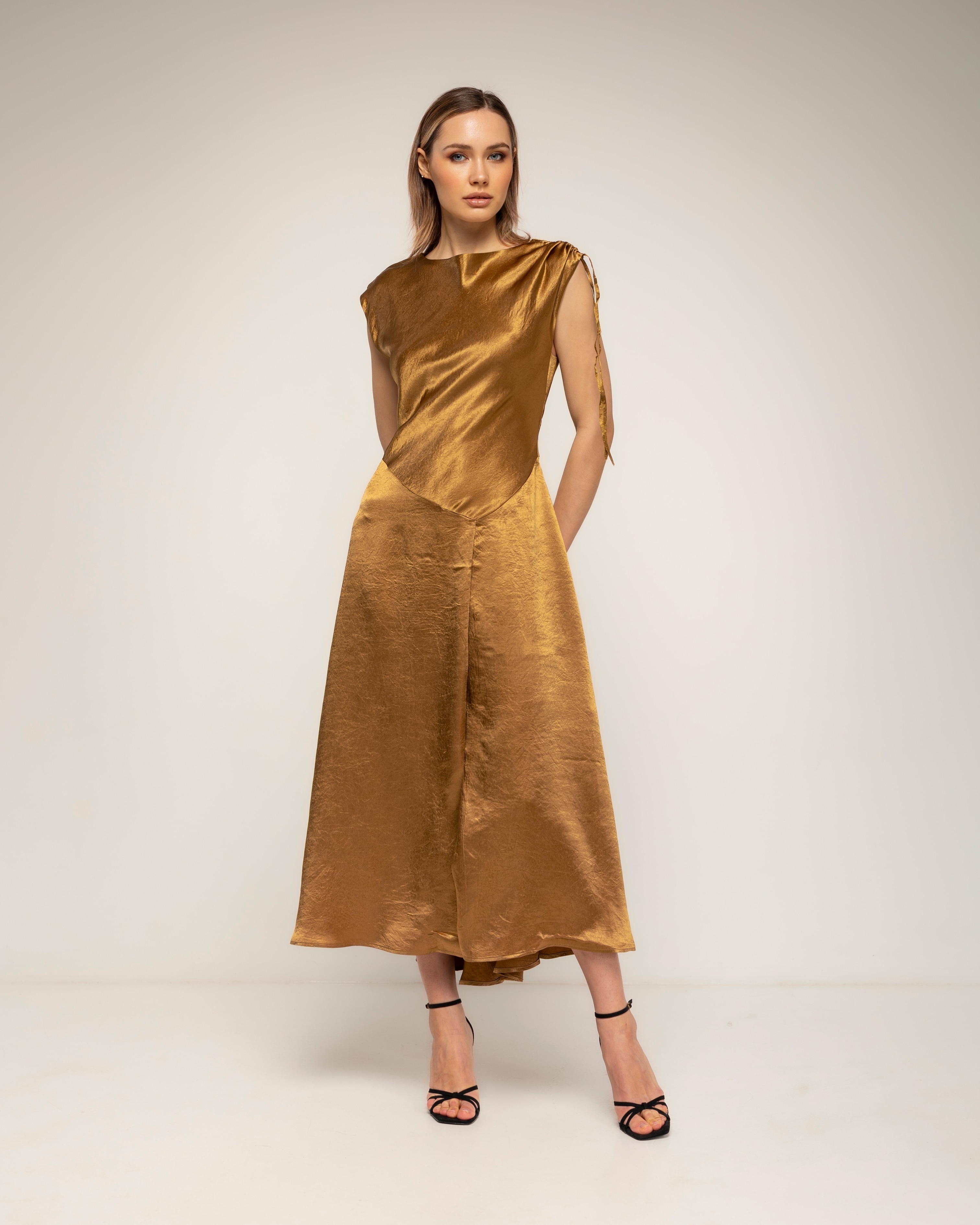 Vestido midi de textura seda con vuelo y apertura en el bajo, frunce en la manga y cierre de cremallera en la espalda - Tantra - Oro Oro-2