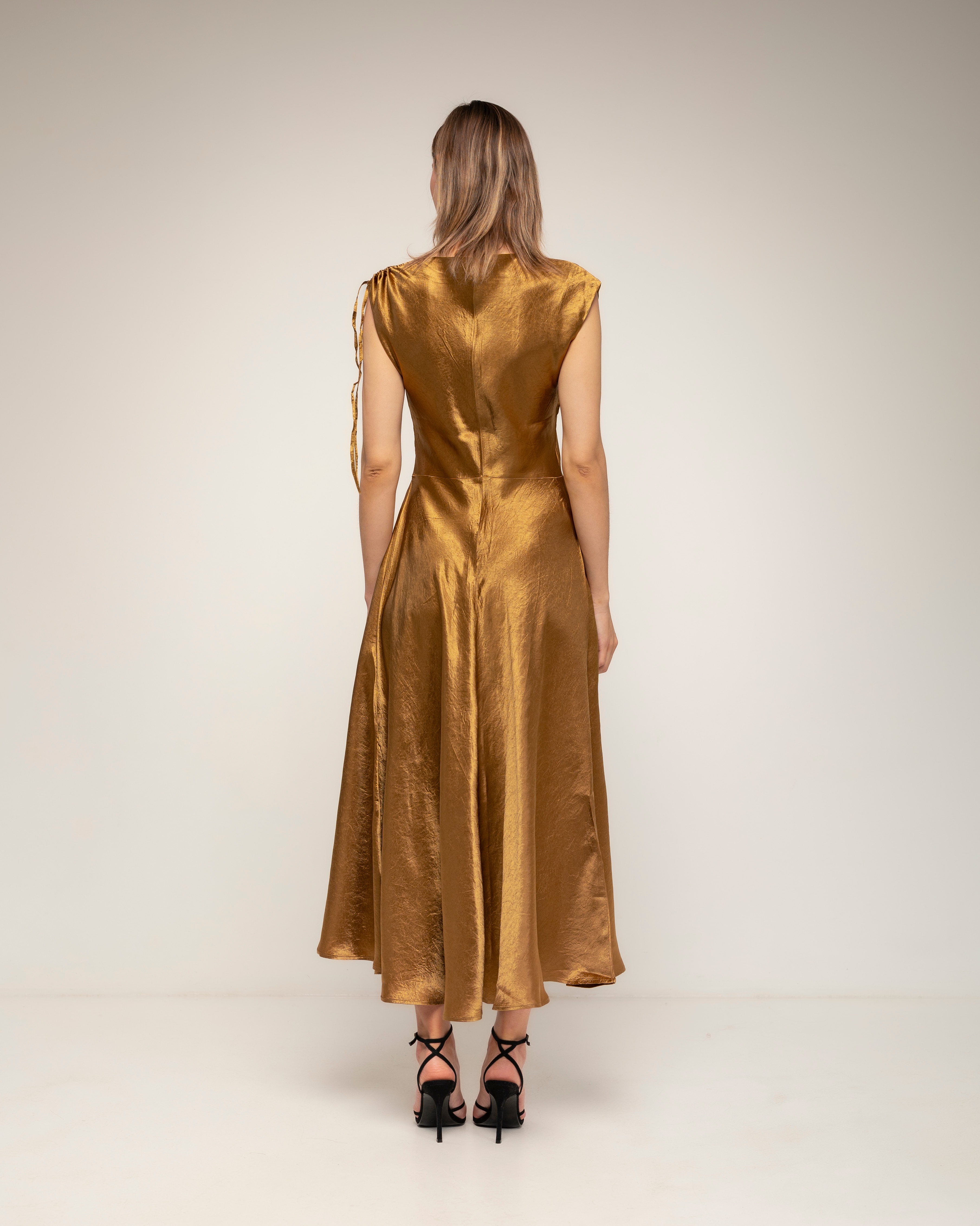 Vestido midi de textura seda con vuelo y apertura en el bajo, frunce en la manga y cierre de cremallera en la espalda - Tantra - Oro Oro-3