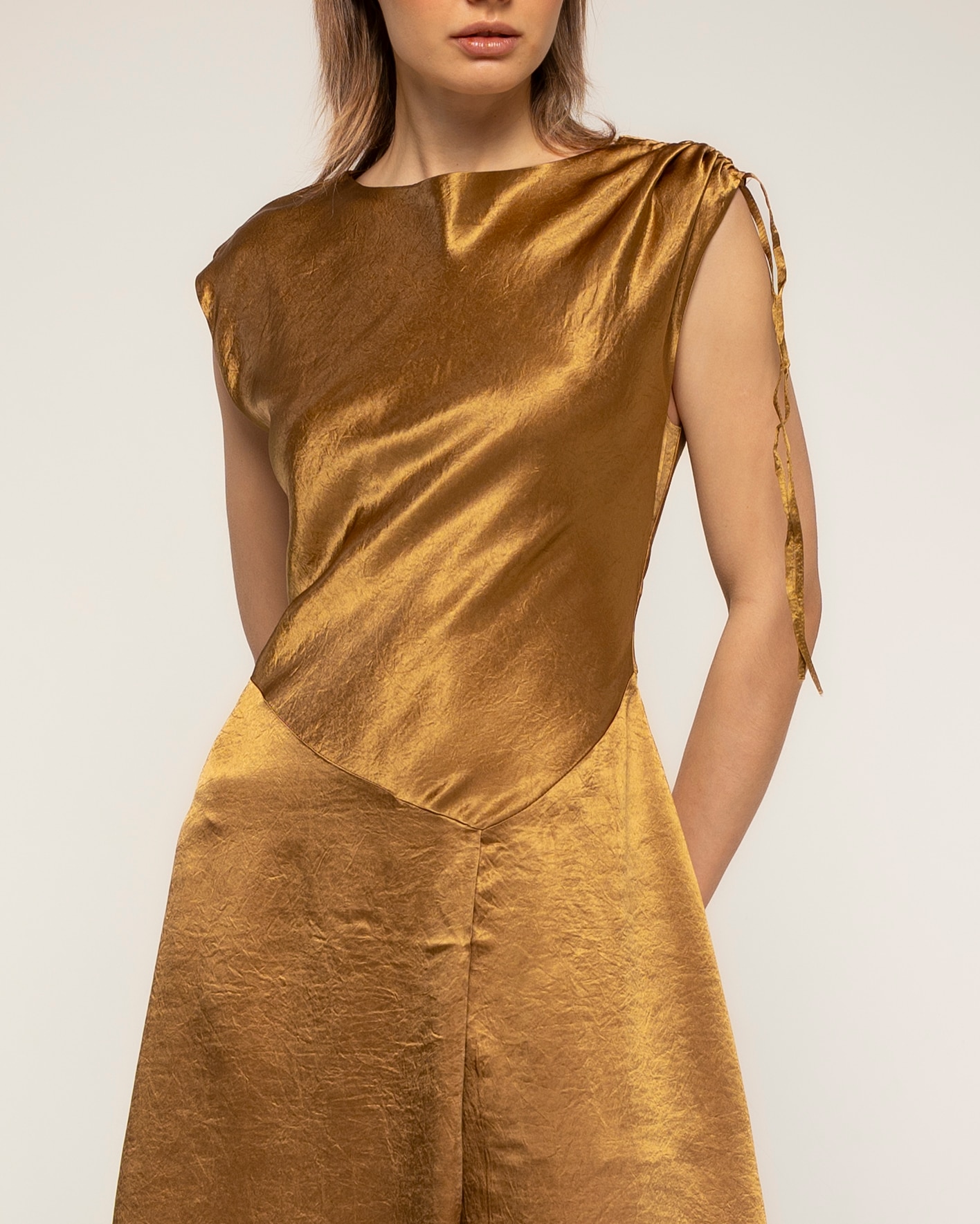 Vestido midi de textura seda con vuelo y apertura en el bajo, frunce en la manga y cierre de cremallera en la espalda - Tantra - Oro Oro-4