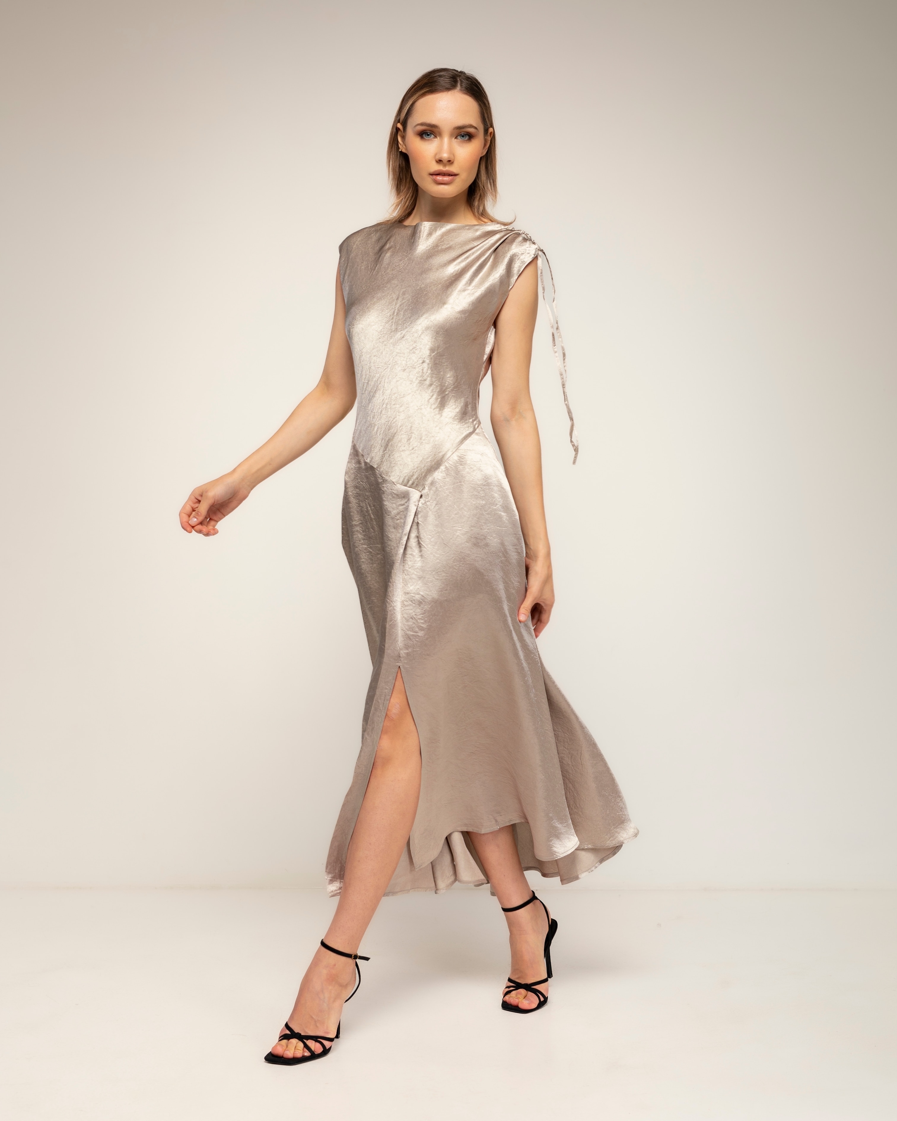 Vestido midi de textura seda con vuelo y apertura en el bajo, frunce en la manga y cierre de cremallera en la espalda - Tantra - Plata Plata-1
