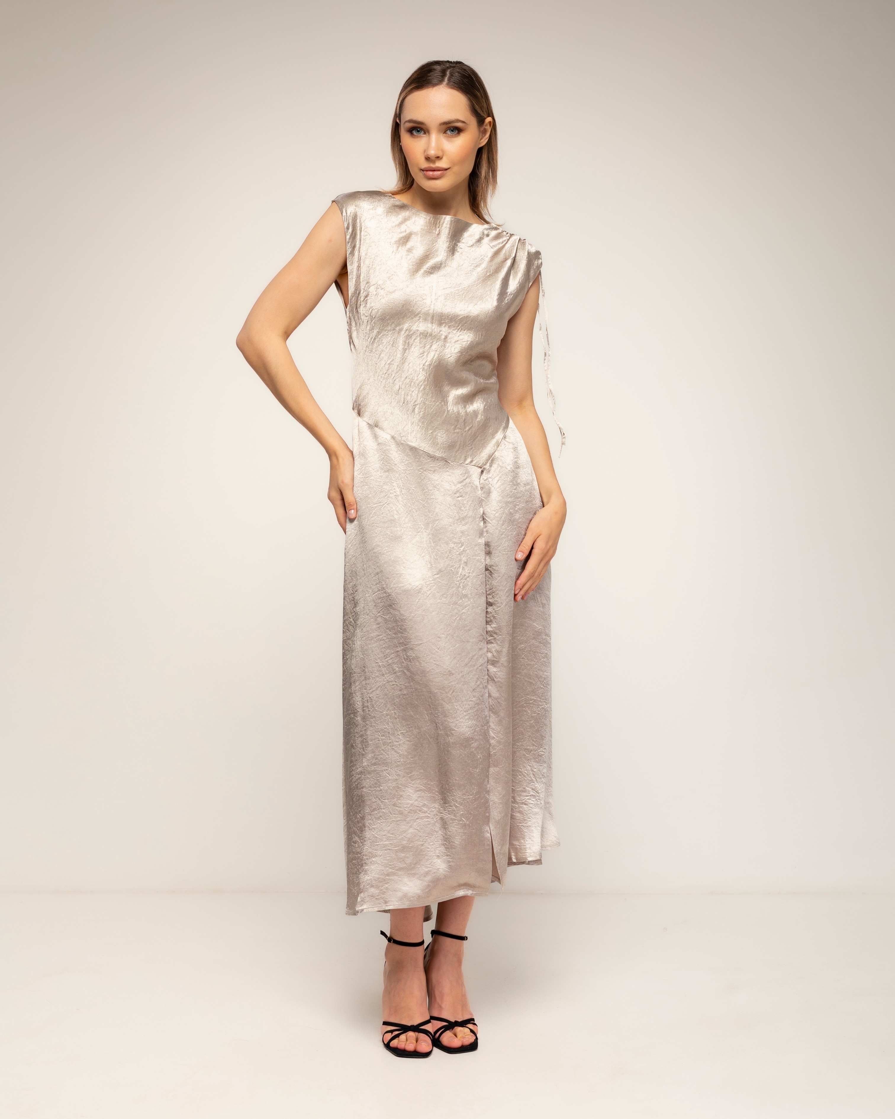 Vestido midi de textura seda con vuelo y apertura en el bajo, frunce en la manga y cierre de cremallera en la espalda - Tantra - Plata Plata-2