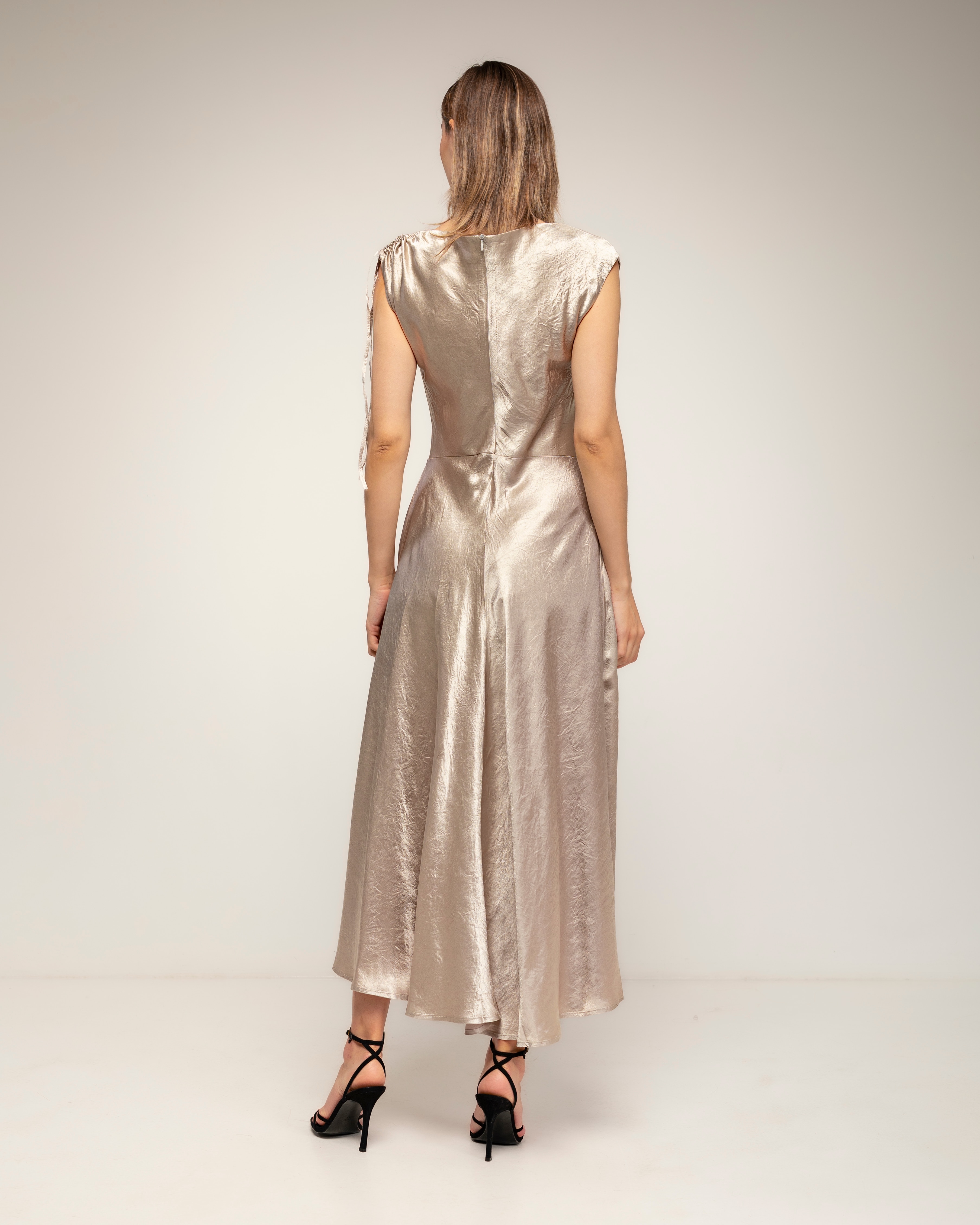 Vestido midi de textura seda con vuelo y apertura en el bajo, frunce en la manga y cierre de cremallera en la espalda - Tantra - Plata Plata-3