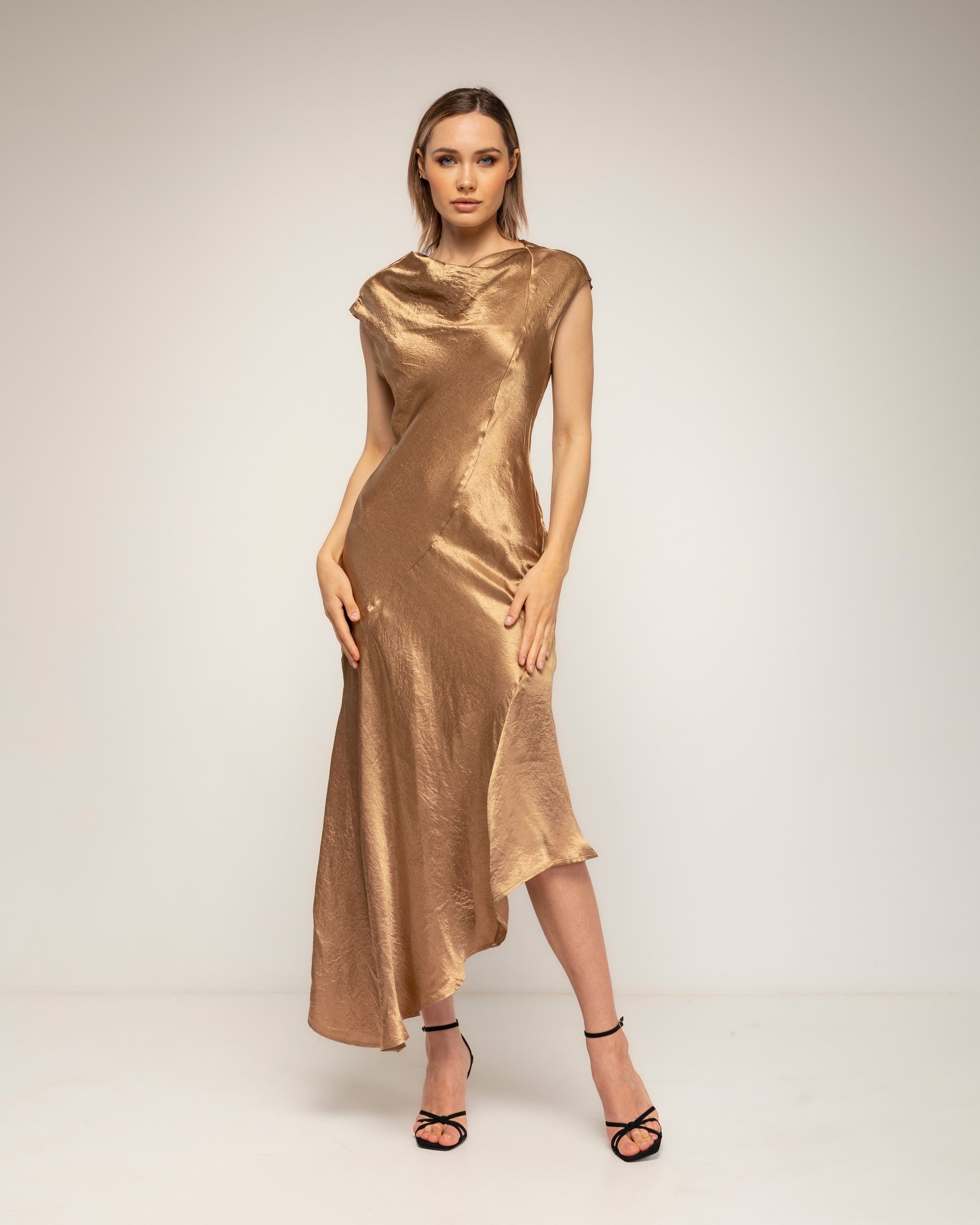 Vestido midi con textura de seda cuello barco y largo asimétrico - Tantra - Oro Oro-1