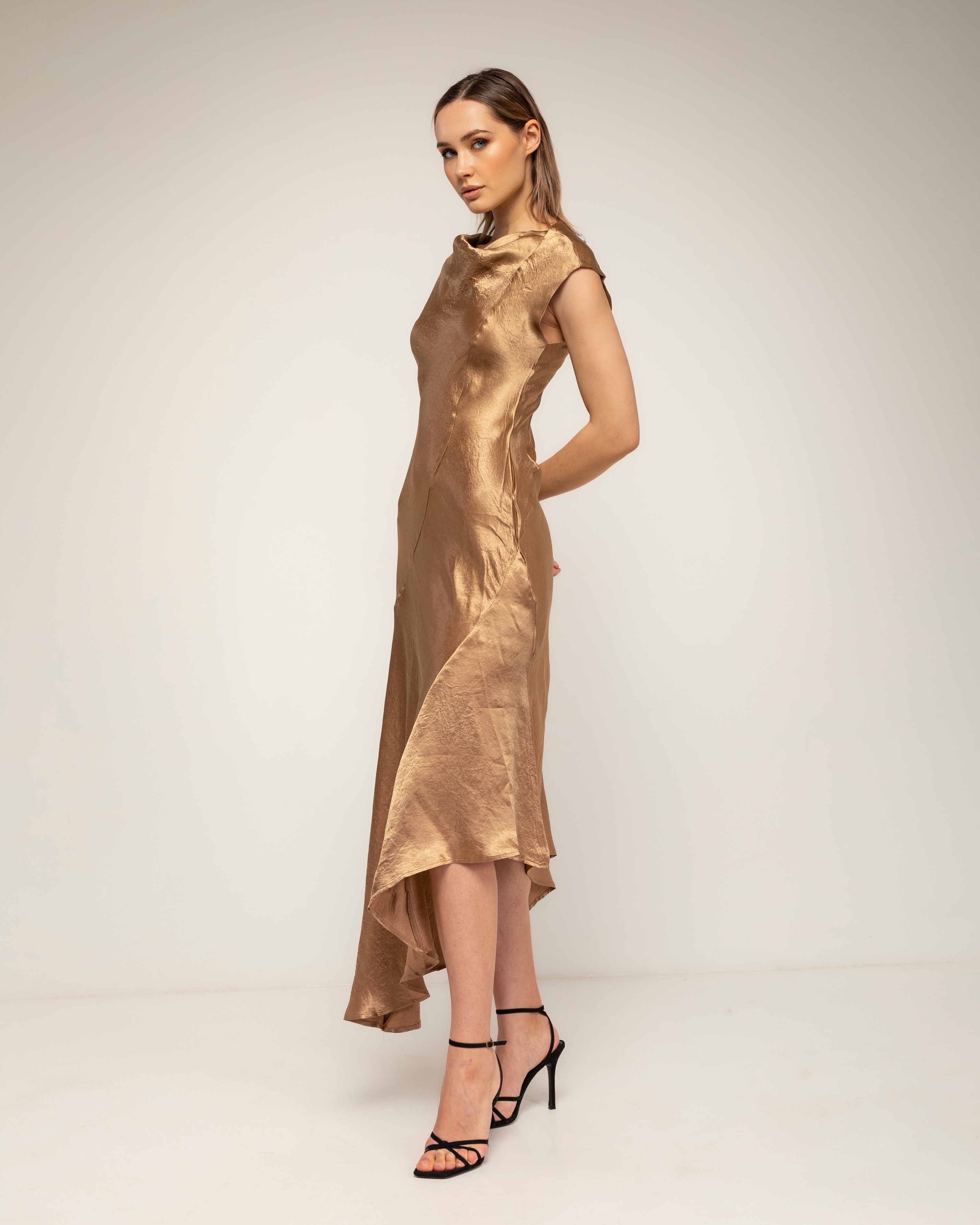 Vestido midi con textura de seda cuello barco y largo asimétrico - Tantra - Oro Oro-2