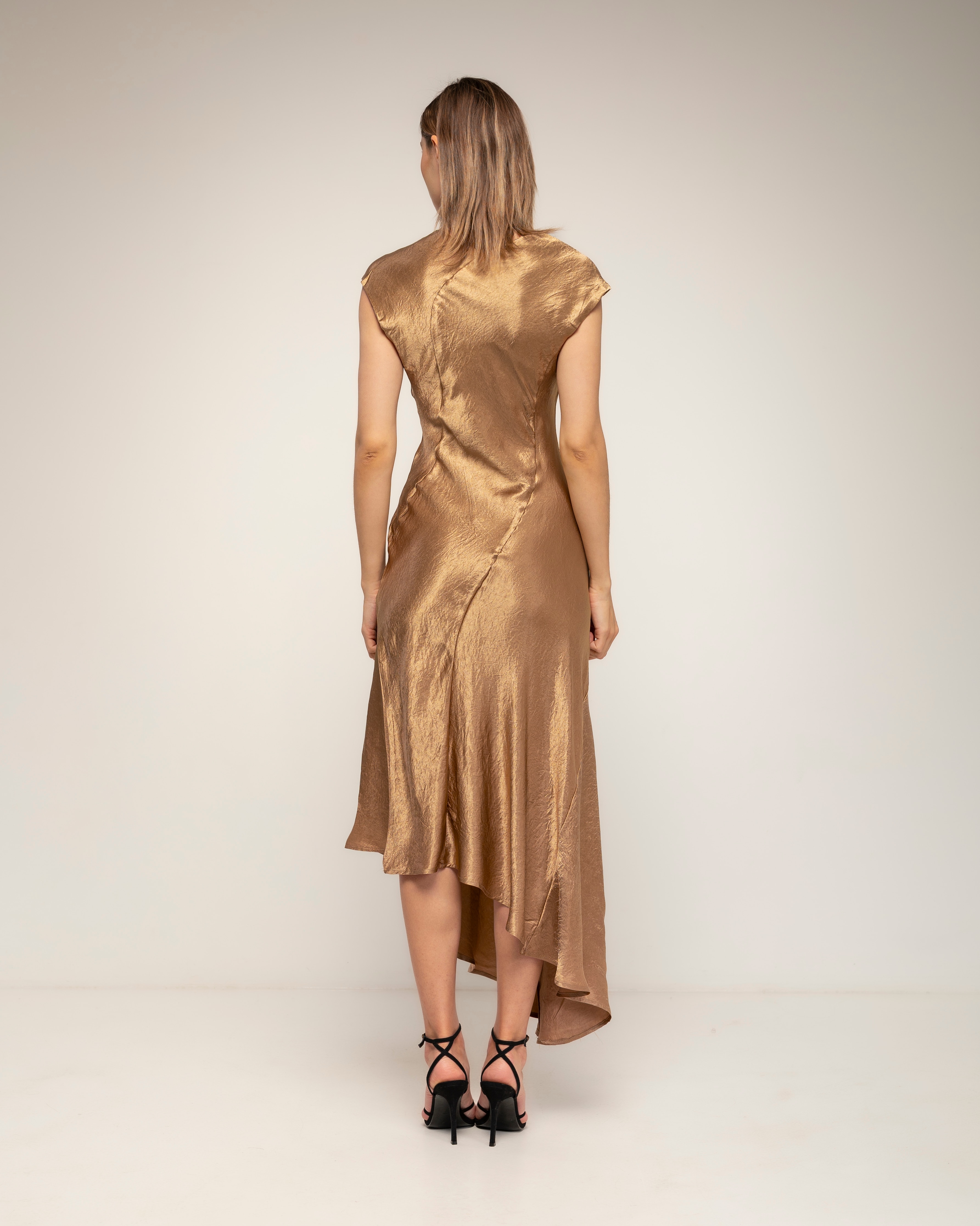 Vestido midi con textura de seda cuello barco y largo asimétrico - Tantra - Oro Oro-3